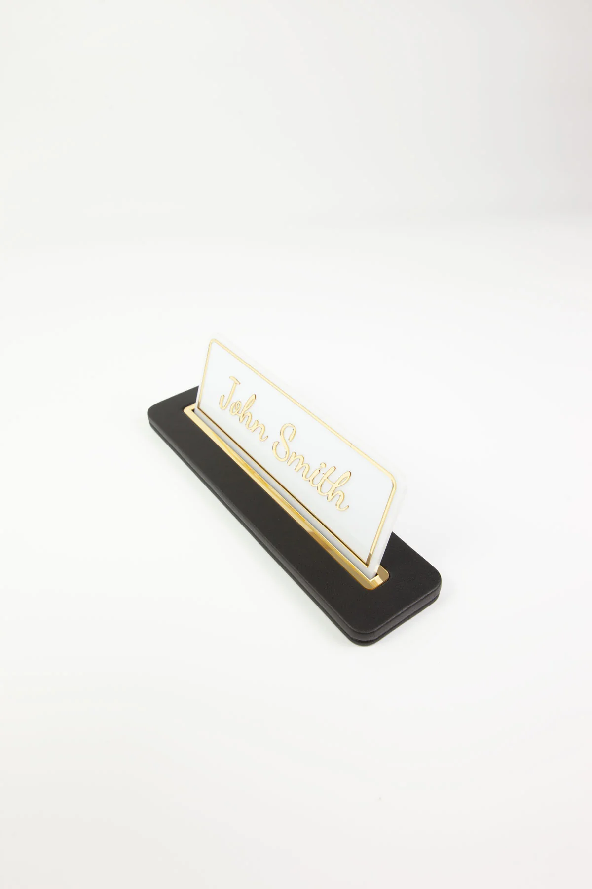 Alya Deri Masa İsimliği Düz Siyah Gold Detaylı, Şık ve Dayanıklı Ofis Masa Aksesuarı, Premium Suni Deri, Kişiselleştirilebilir Masa İsimliği, Modern ve Minimalist Tasarım, Leke Tutmaz, Uzun Ömürlü Ofis Hediyesi