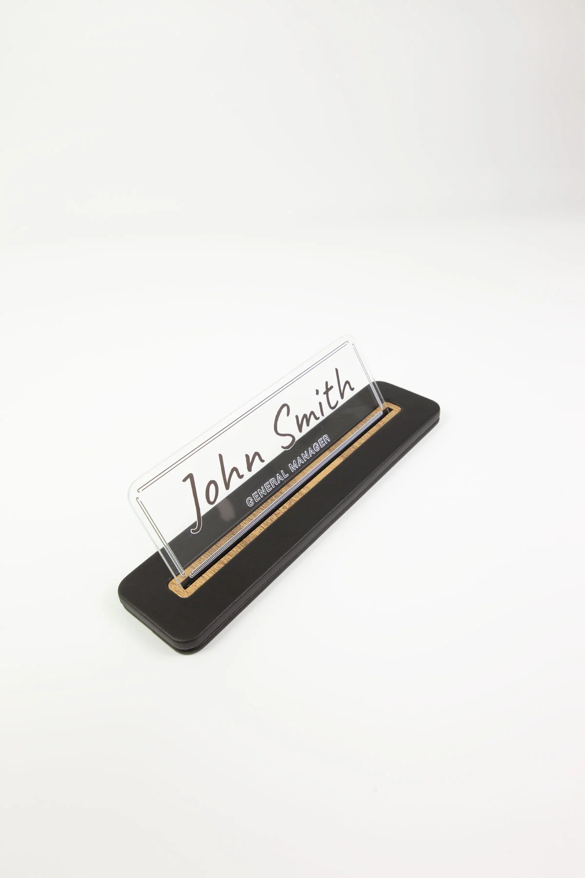 Alya Deri Masa İsimliği Düz Siyah Ahşap Detaylı, Şık ve Dayanıklı Ofis Masa Aksesuarı, Premium Suni Deri, Kişiselleştirilebilir Masa İsimliği, Modern ve Minimalist Tasarım, Leke Tutmaz, Uzun Ömürlü Ofis Hediyesi