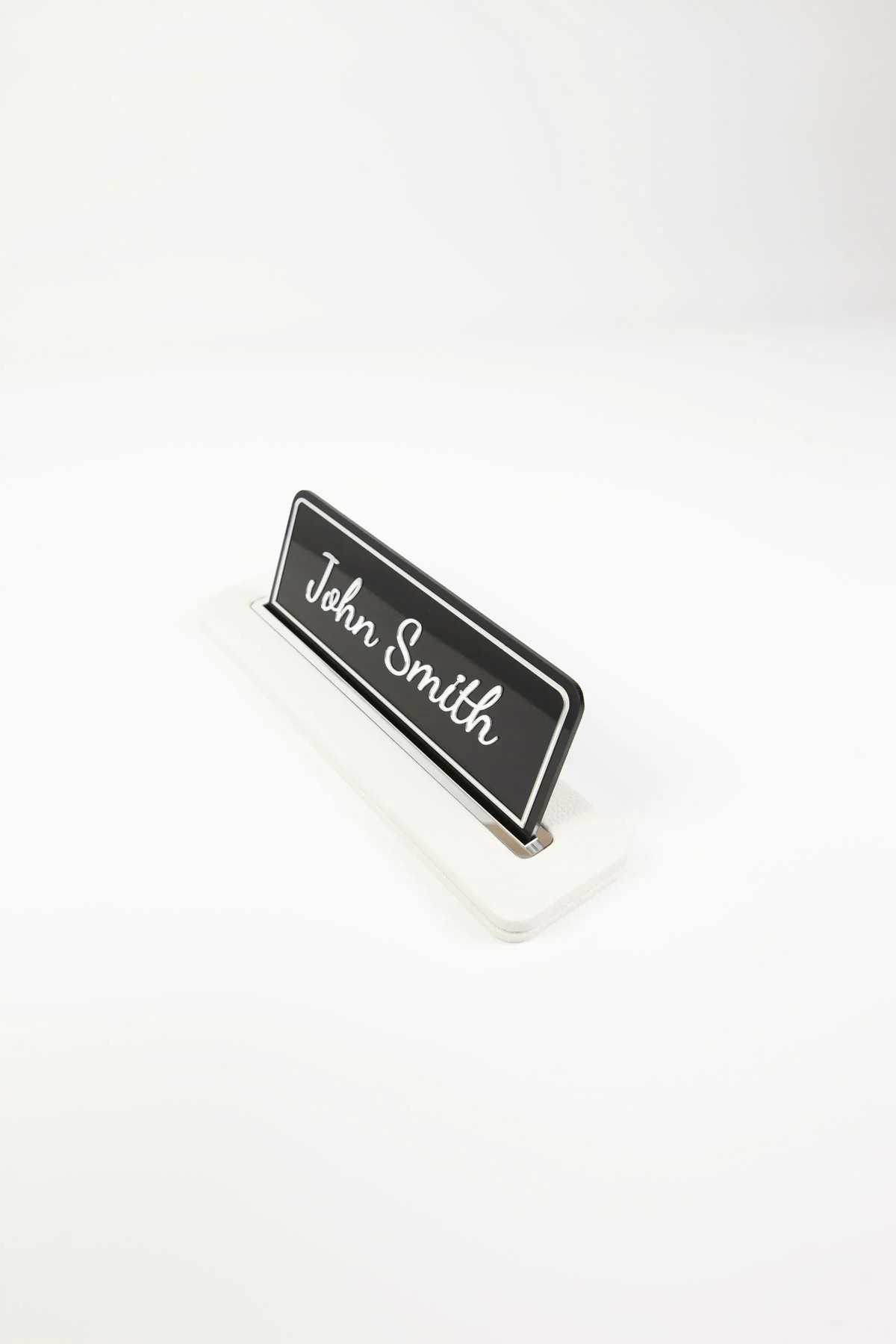 Alya Deri Masa İsimliği Beyaz Krom Detaylı, Şık ve Dayanıklı Ofis Masa Aksesuarı, Premium Suni Deri, Kişiselleştirilebilir Masa İsimliği, Modern ve Minimalist Tasarım, Leke Tutmaz, Uzun Ömürlü Ofis Hediyesi