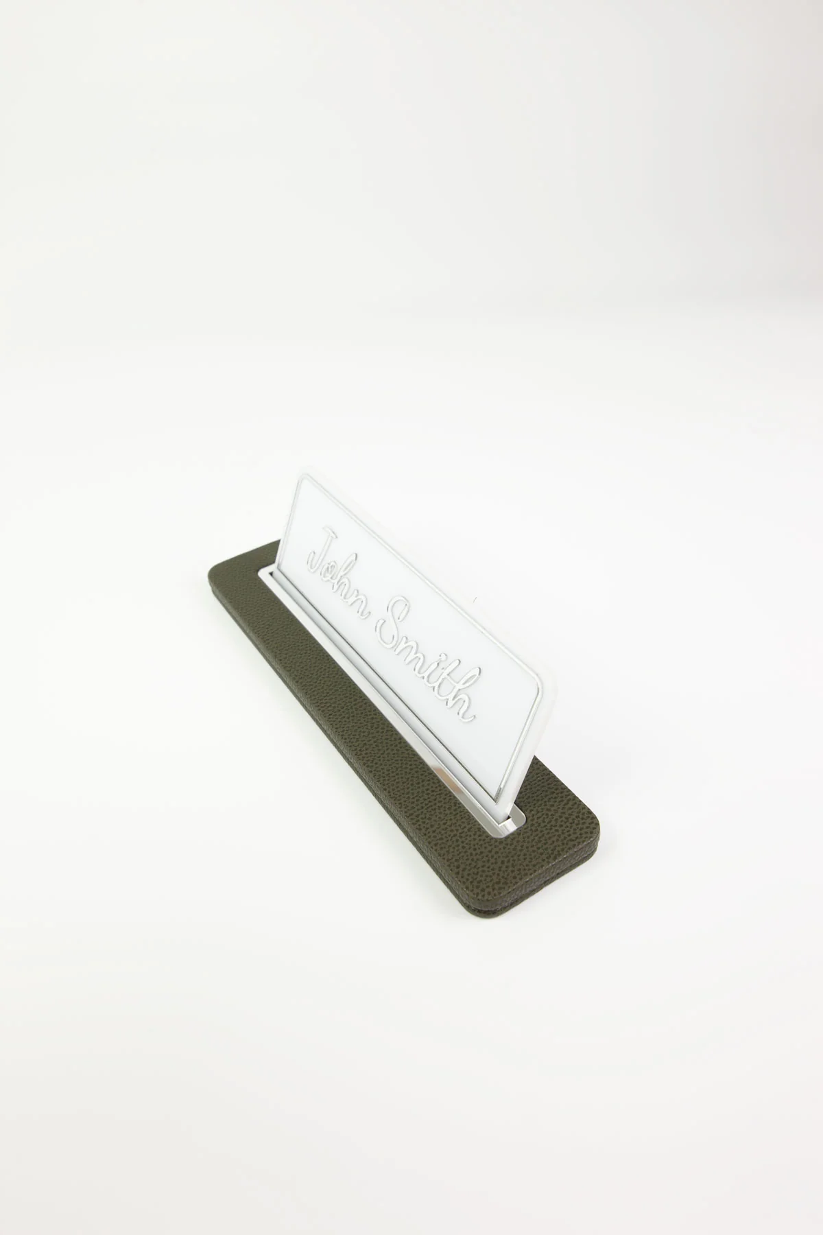 Alya Deri Masa İsimliği Haki Yeşil Krom Detaylı, Şık ve Dayanıklı Ofis Masa Aksesuarı, Premium Suni Deri, Kişiselleştirilebilir Masa İsimliği, Modern ve Minimalist Tasarım, Leke Tutmaz, Uzun Ömürlü Ofis Hediyesi