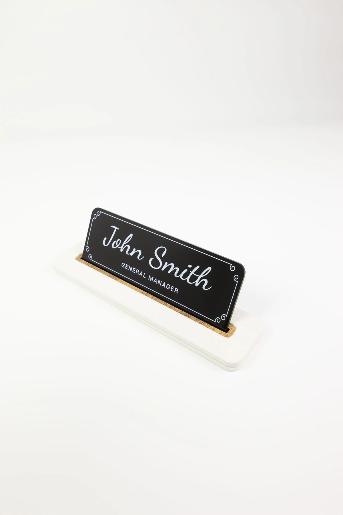 Alya Deri Masa İsimliği Beyaz Ahşap Detaylı, Şık ve Dayanıklı Ofis Masa Aksesuarı, Premium Suni Deri, Kişiselleştirilebilir Masa İsimliği, Minimalist ve Modern Tasarım, Leke Tutmaz, Uzun Ömürlü Ofis Hediyesi