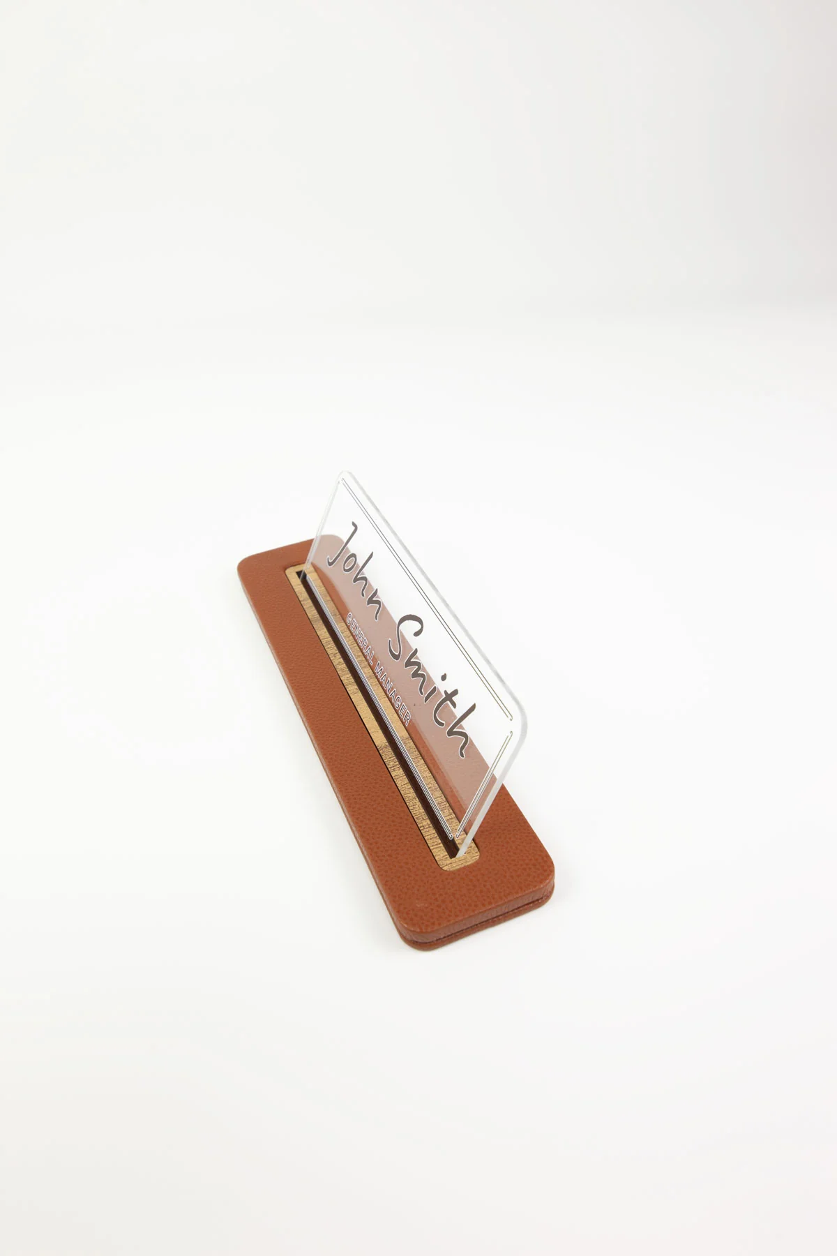 Alya Deri Masa İsimliği Taba Ahşap Detaylı, Şık ve Dayanıklı Ofis Masa Aksesuarı, Premium Kalitede Suni Deri, Kişiselleştirilebilir Masa İsimliği, El İşçiliği Ahşap Tasarım, Uzun Ömürlü Ofis Hediyesi