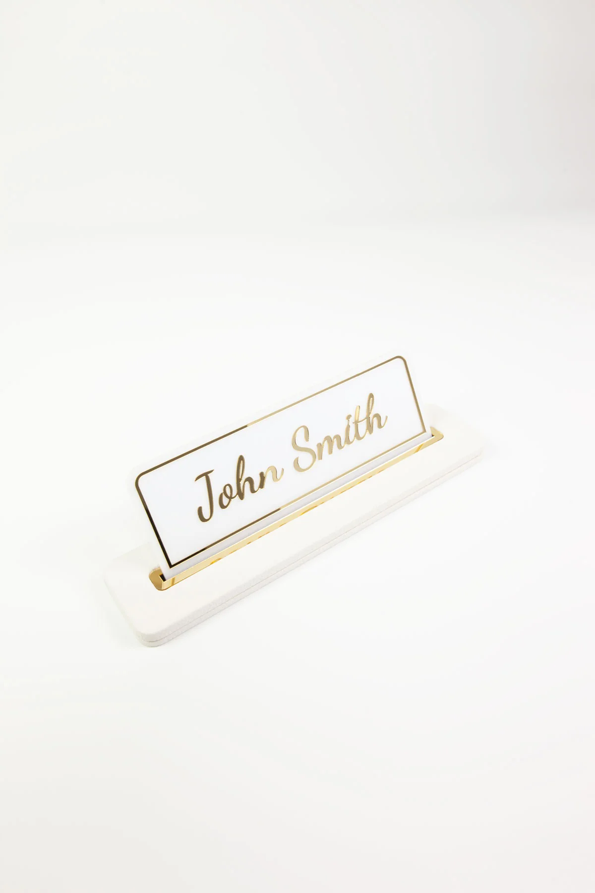 Alya Deri Masa İsimliği Beyaz Gold Detaylı, Şık ve Dayanıklı Ofis Masa Aksesuarı, Premium Suni Deri, Kişiselleştirilebilir Masa İsimliği, Modern ve Minimalist Tasarım, Leke Tutmaz, Uzun Ömürlü Ofis Hediyesi