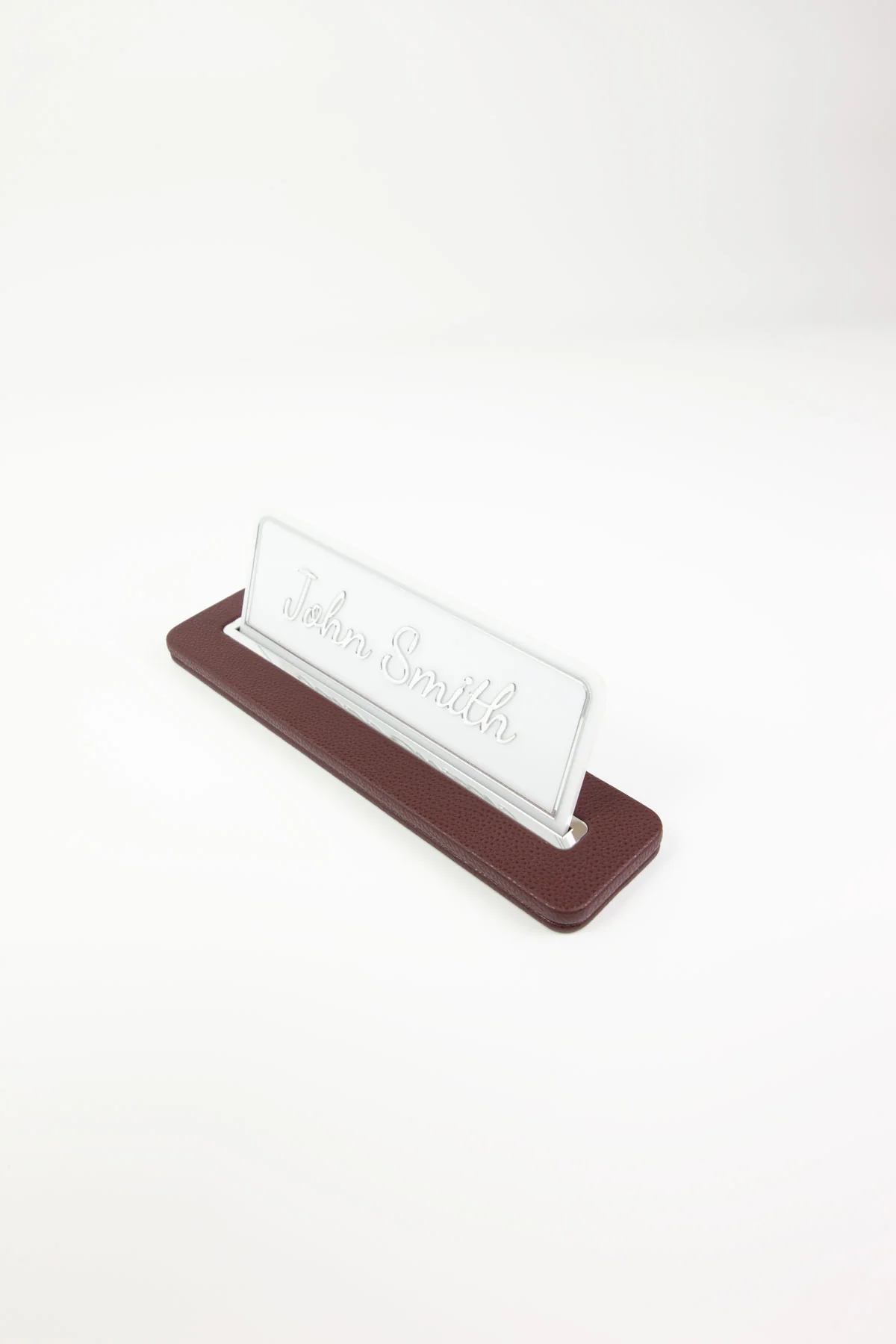 Alya Deri Masa İsimliği Bordo Krom Detaylı, Şık ve Dayanıklı Ofis Masa Aksesuarı, Premium Suni Deri, Kişiselleştirilebilir Masa İsimliği, Modern ve Minimalist Tasarım, Leke Tutmaz, Uzun Ömürlü Ofis Hediyesi