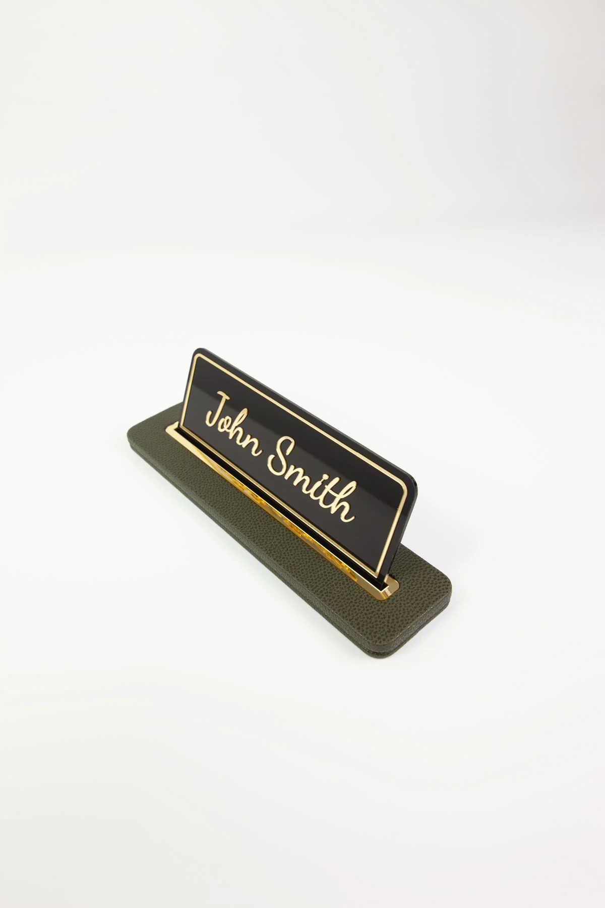Alya Deri Masa İsimliği Haki Yeşil Gold Detaylı, Şık ve Dayanıklı Ofis Masa Aksesuarı, Premium Suni Deri, Kişiselleştirilebilir Masa İsimliği, Modern ve Minimalist Tasarım, Leke Tutmaz, Uzun Ömürlü Ofis Hediyesi