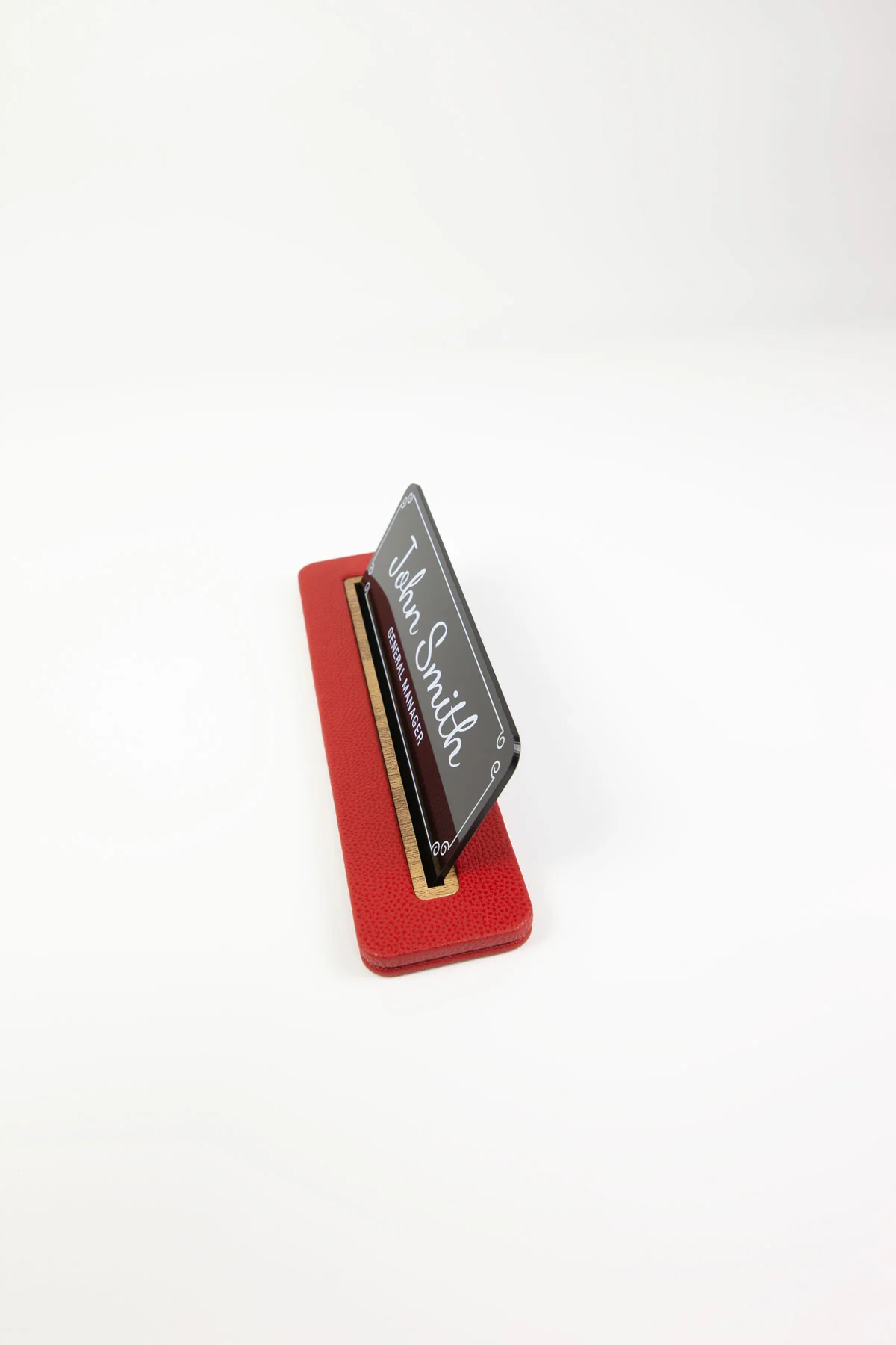 Alya Deri Masa İsimliği Kırmızı Ahşap Detaylı, El İşçiliği Premium Deri Ofis Aksesuarı, Modern ve Klasik Tasarım, Uzun Ömürlü Kişiselleştirilebilir İsimlik, Şık Masa Üstü Düzenleyici