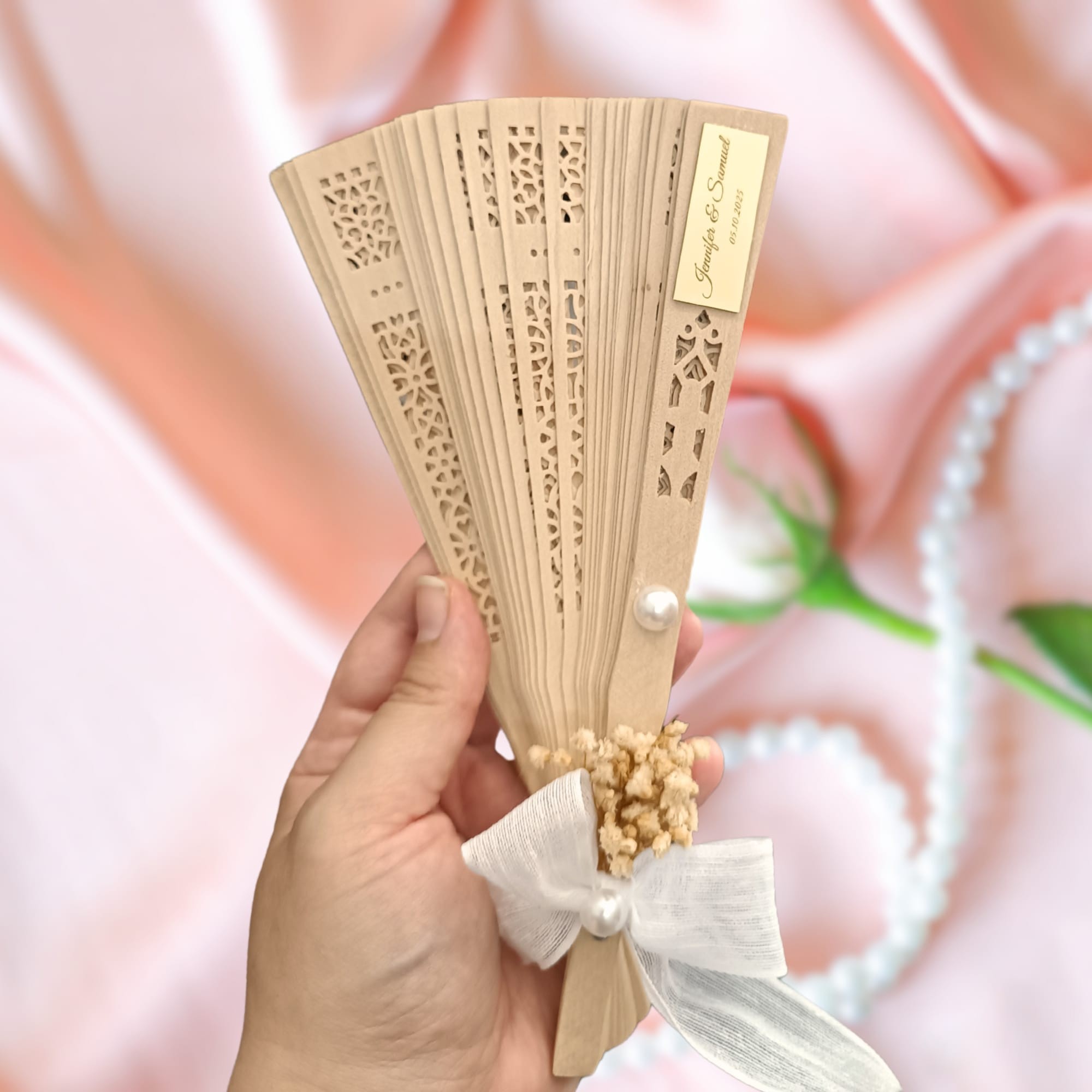 Söz, Nişan ,Nikah Hediyeliği Ahşap Yelpaze - Pleksi İsimlik ,inci, cipso çiçek ve kurdele detaylı