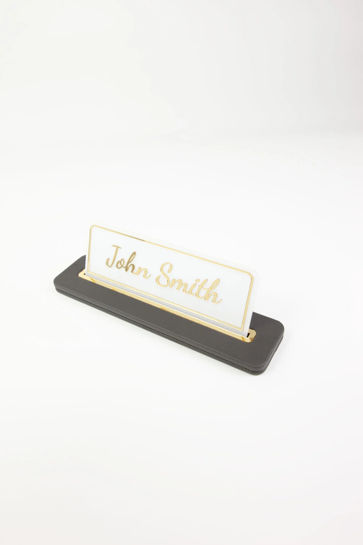 Alya Deri Masa İsimliği Antrasit Gold Detaylı, Şık ve Dayanıklı Ofis İsimlik Aksesuarı, Premium Suni Deri, Kişiselleştirilebilir Masa İsimliği, Modern ve Minimalist Tasarım, Leke Tutmaz, Uzun Ömürlü Ofis Hediyesi