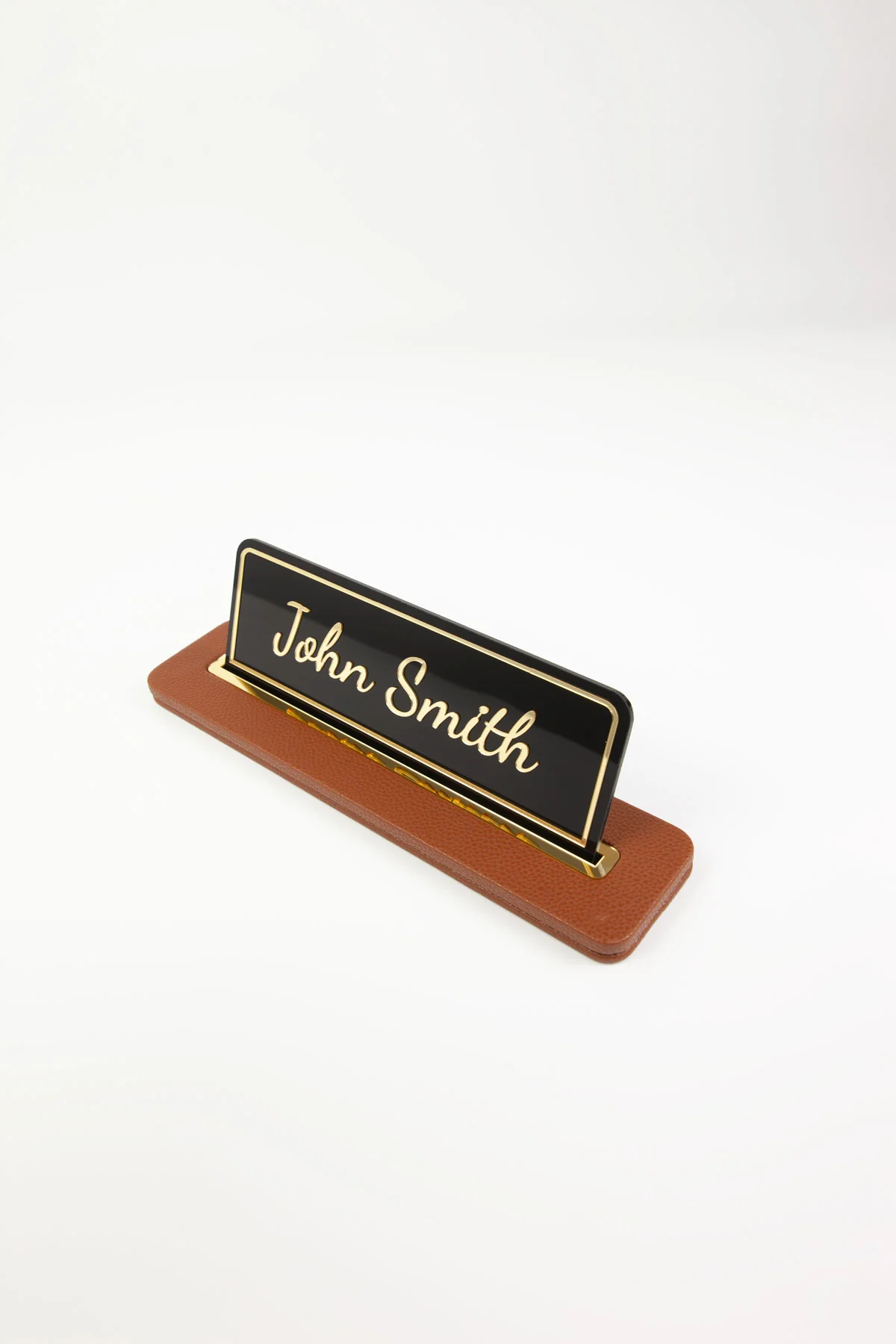 Alya Deri Masa İsimliği Taba Gold Detaylı, Lüks Ofis Masa Aksesuarı, Premium Kalitede Suni Deri, Kişiselleştirilebilir Masa İsimliği, Şık ve Zarif Tasarım, Uzun Ömürlü Profesyonel Ofis Hediyesi