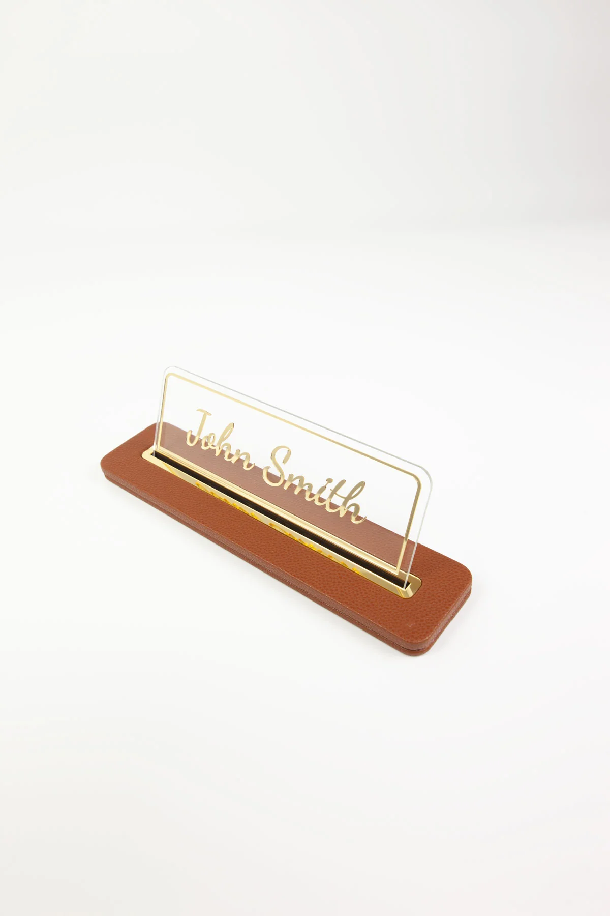 Alya Deri Masa İsimliği Taba Gold Detaylı, Lüks Ofis Masa Aksesuarı, Premium Kalitede Suni Deri, Kişiselleştirilebilir Masa İsimliği, Şık ve Zarif Tasarım, Uzun Ömürlü Profesyonel Ofis Hediyesi