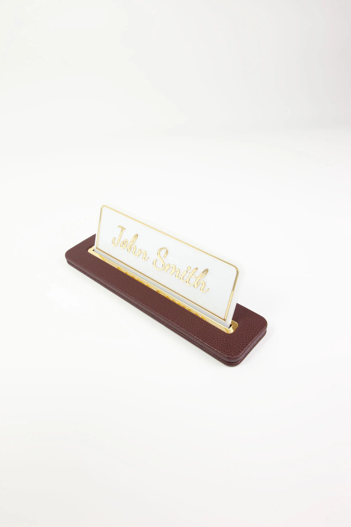 Alya Deri Masa İsimliği Bordo Gold Detaylı, Şık ve Dayanıklı Ofis Masa Aksesuarı, Premium Suni Deri, Kişiselleştirilebilir Masa İsimliği, Modern ve Klasik Tasarım, Leke Tutmaz, Uzun Ömürlü Ofis Hediyesi