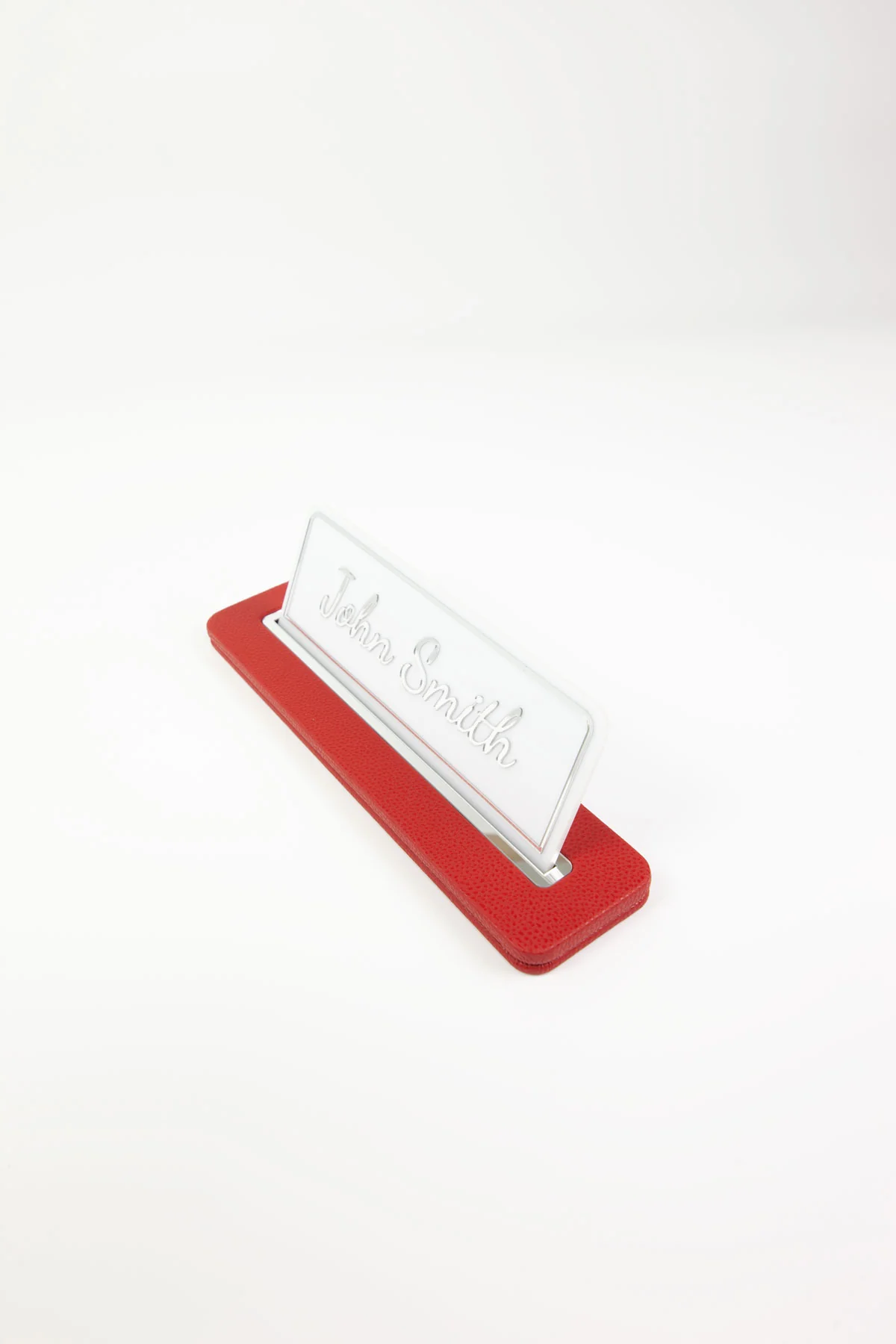 Alya Deri Masa İsimliği Kırmızı Krom Detaylı, Modern Ofis Masa Aksesuarı, Premium Suni Deri, Kişiselleştirilebilir Masa İsimliği, Şık ve Dayanıklı Tasarım, Uzun Ömürlü Profesyonel Ofis Hediyesi