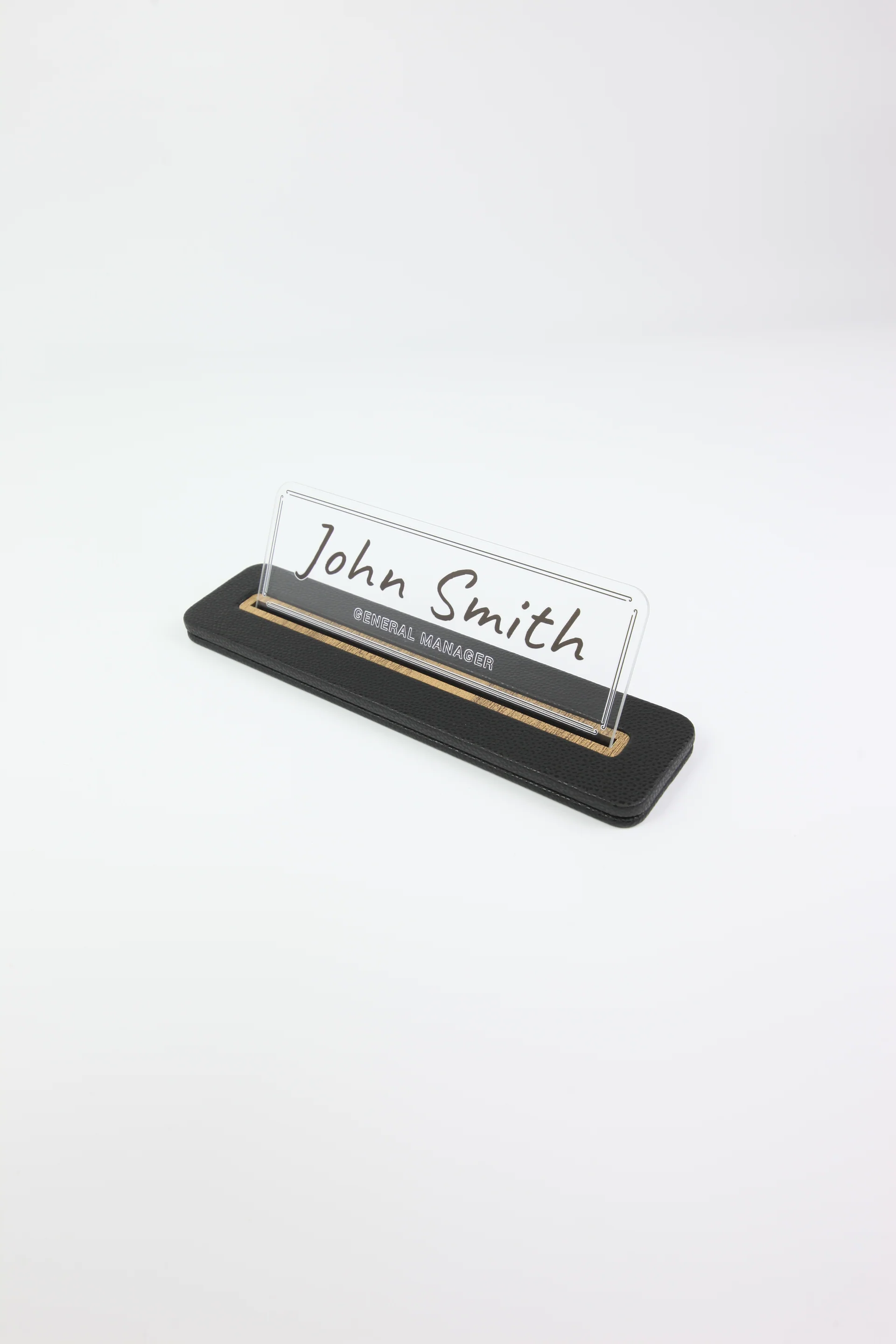 Alya Deri Masa İsimliği Siyah Ahşap Detaylı, Şık ve Dayanıklı Ofis Masa Aksesuarı, Premium Kalitede Suni Deri, Kişiselleştirilebilir Masa İsimliği, El İşçiliği Ahşap Tasarım, Uzun Ömürlü Profesyonel Ofis Hediyesi