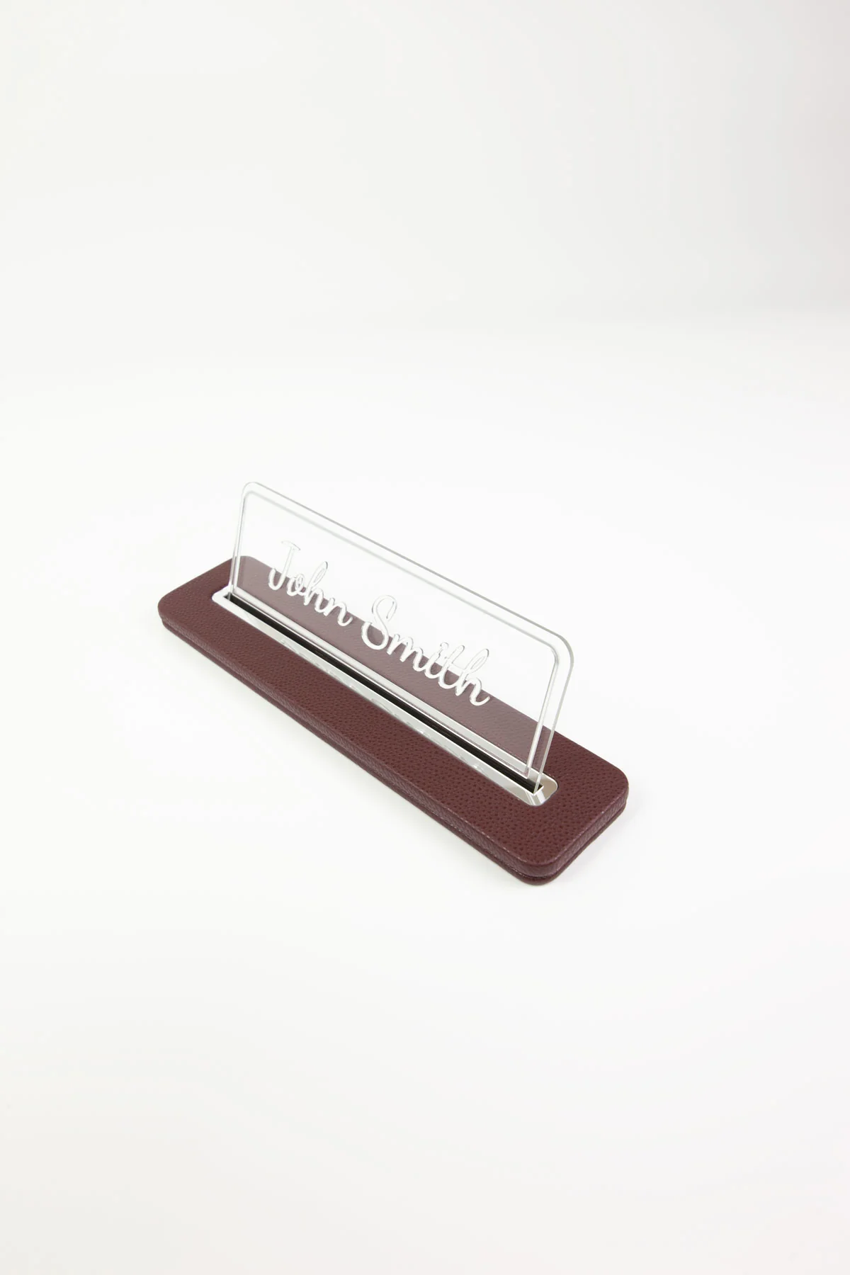 Alya Deri Masa İsimliği Bordo Krom Detaylı, Şık ve Dayanıklı Ofis Masa Aksesuarı, Premium Suni Deri, Kişiselleştirilebilir Masa İsimliği, Modern ve Minimalist Tasarım, Leke Tutmaz, Uzun Ömürlü Ofis Hediyesi