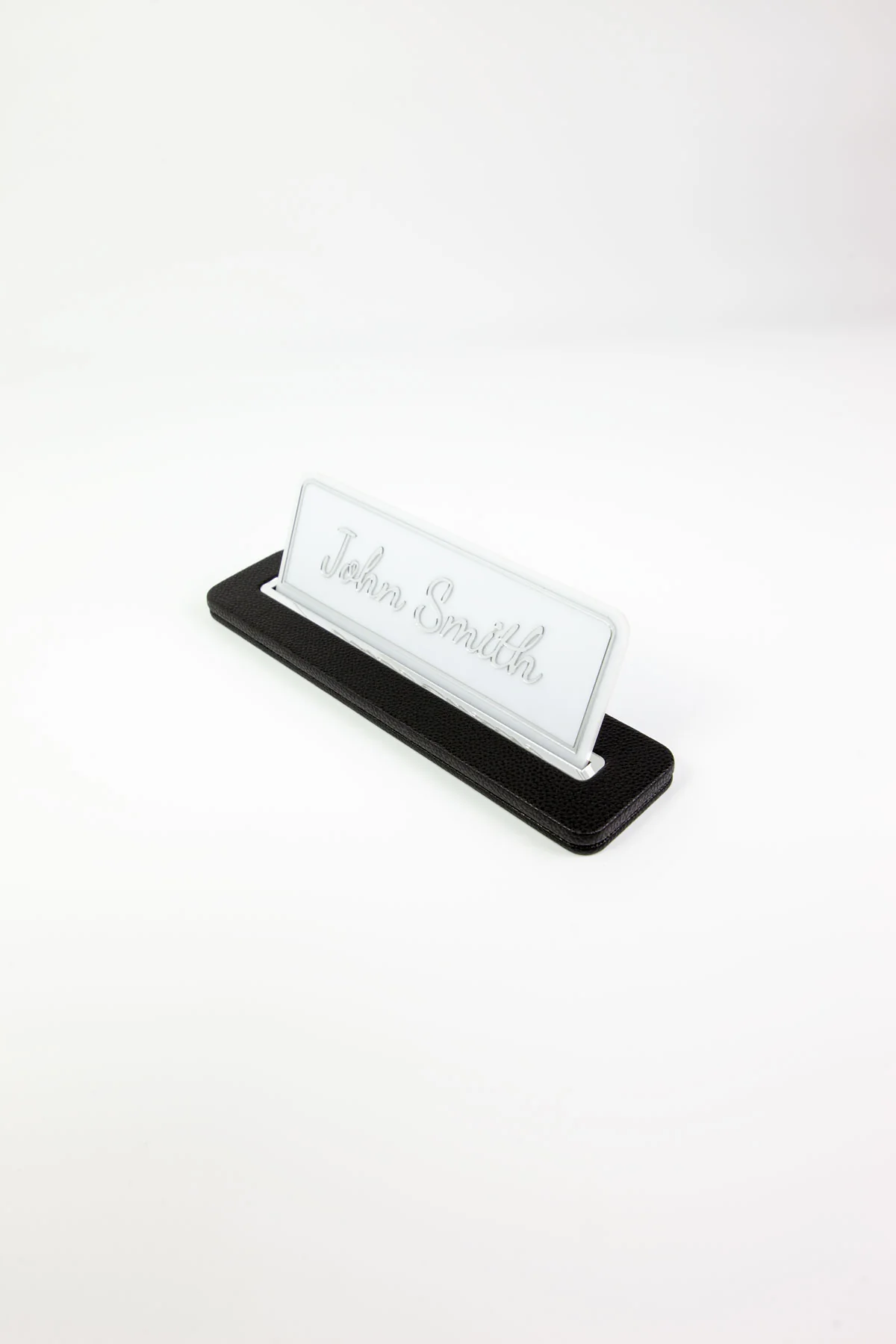 Alya Deri Masa İsimliği Siyah Krom Detaylı, Modern Ofis Masa Aksesuarı, Premium Kalitede Suni Deri, Kişiselleştirilebilir Masa İsimliği, Şık ve Dayanıklı Tasarım, Uzun Ömürlü Profesyonel Ofis Hediyesi