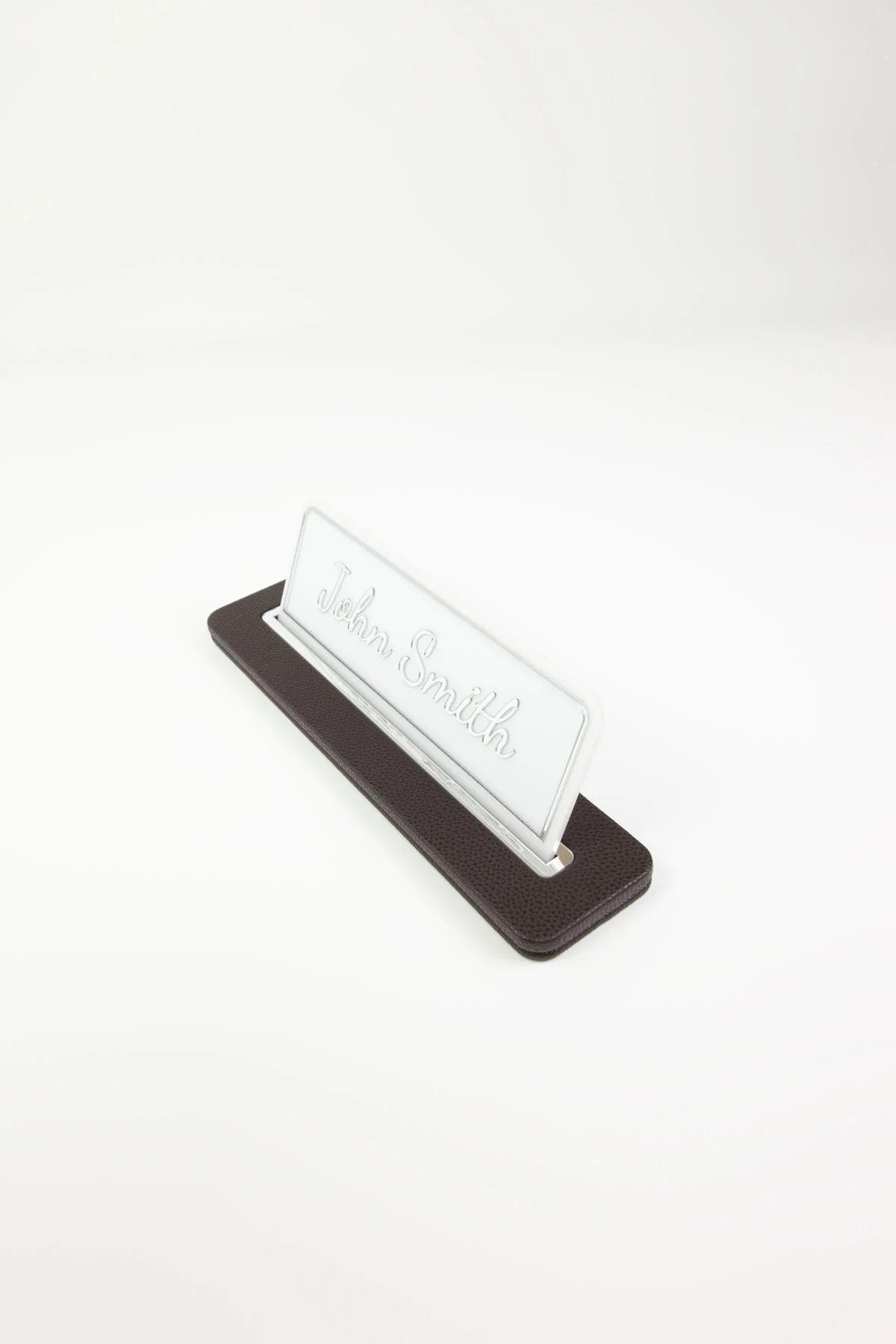 Alya Deri Masa İsimliği Kahve Krom Detaylı, Şık ve Dayanıklı Ofis Masa Aksesuarı, Premium Suni Deri, Kişiselleştirilebilir Masa İsimliği, Modern ve Minimalist Tasarım, Leke Tutmaz, Uzun Ömürlü Ofis Hediyesi