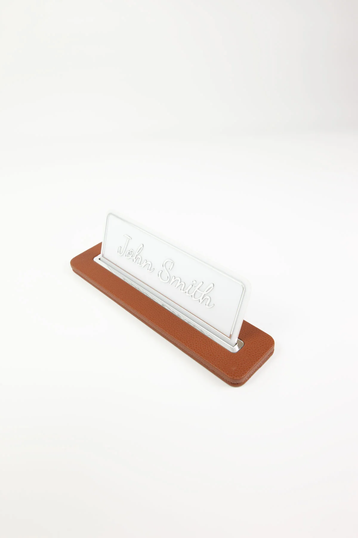 Alya Deri Masa İsimliği Taba Krom Detaylı, Modern Ofis Masa Aksesuarı, Premium Kalitede Suni Deri, Kişiselleştirilebilir Masa İsimliği, Şık ve Dayanıklı Tasarım, Uzun Ömürlü Profesyonel Ofis Hediyesi