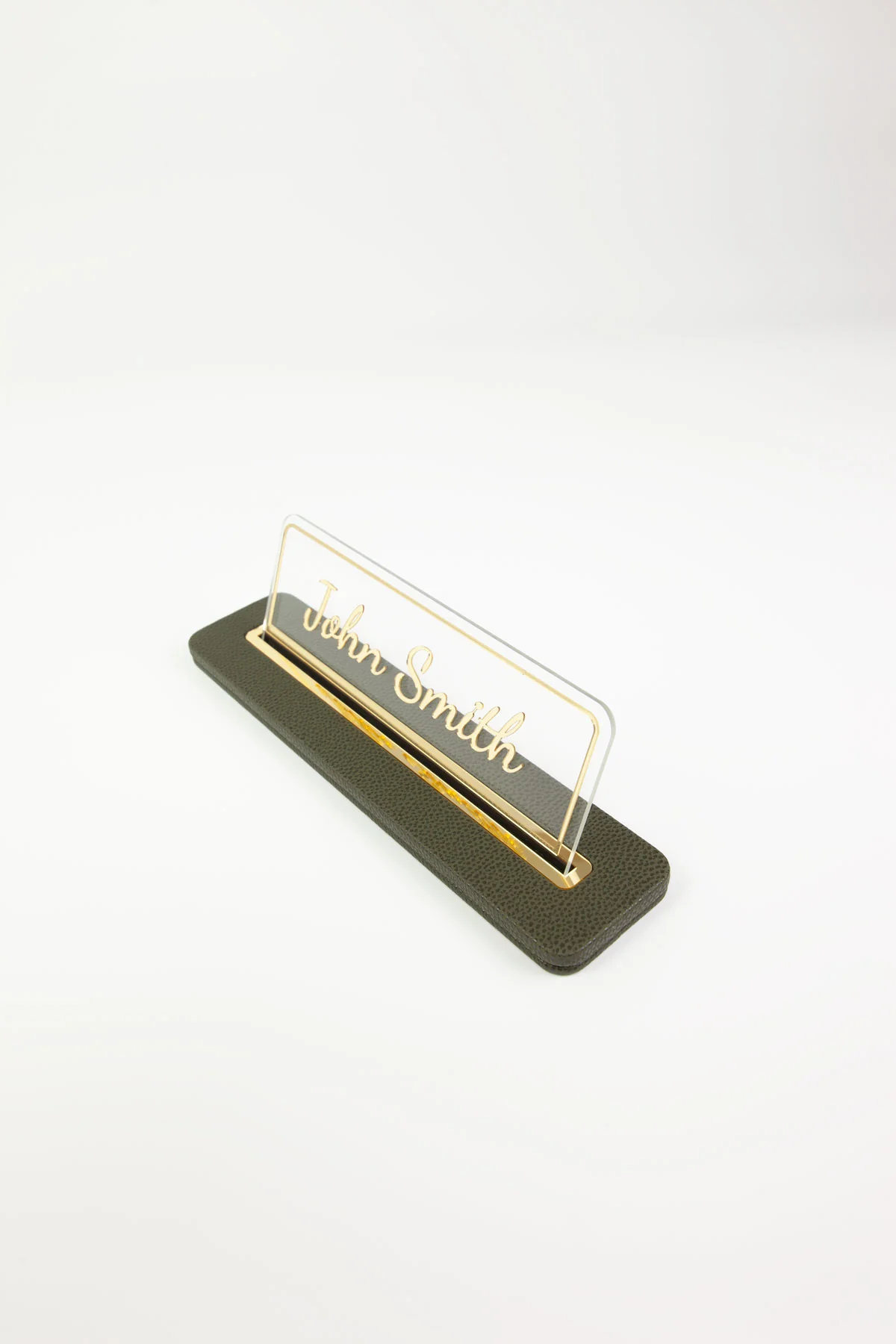 Alya Deri Masa İsimliği Haki Yeşil Gold Detaylı, Şık ve Dayanıklı Ofis Masa Aksesuarı, Premium Suni Deri, Kişiselleştirilebilir Masa İsimliği, Modern ve Minimalist Tasarım, Leke Tutmaz, Uzun Ömürlü Ofis Hediyesi