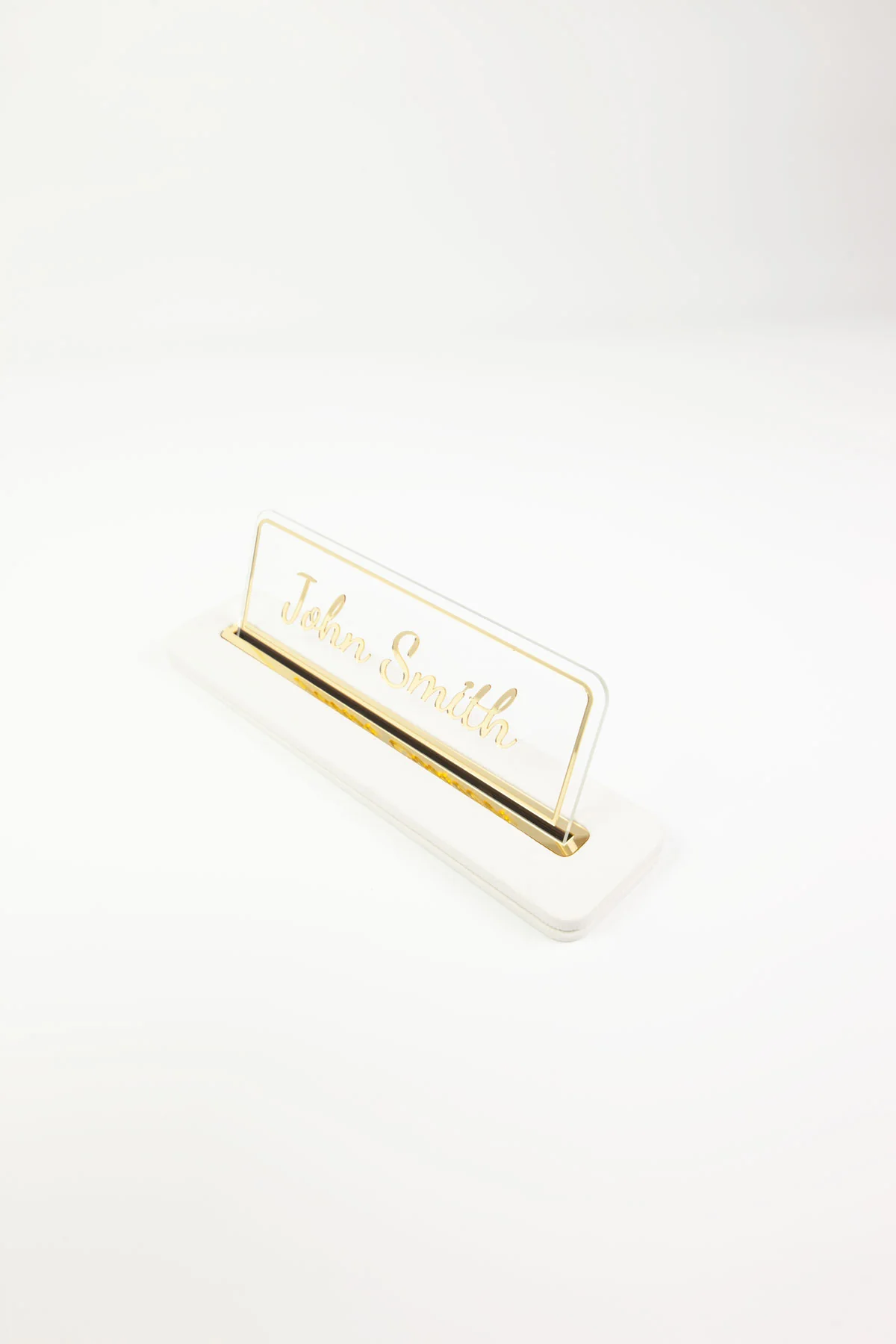 Alya Deri Masa İsimliği Beyaz Gold Detaylı, Şık ve Dayanıklı Ofis Masa Aksesuarı, Premium Suni Deri, Kişiselleştirilebilir Masa İsimliği, Modern ve Minimalist Tasarım, Leke Tutmaz, Uzun Ömürlü Ofis Hediyesi