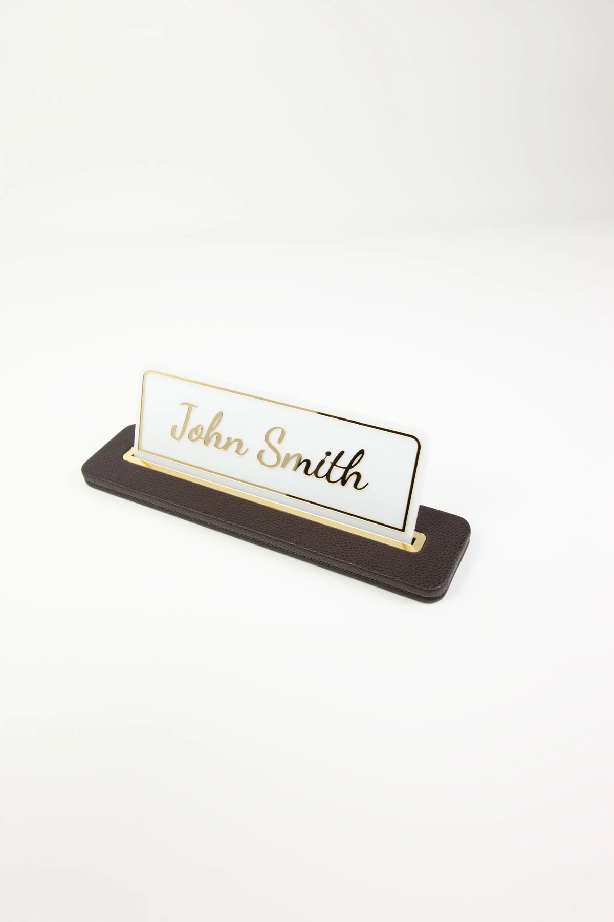 Alya Deri Masa İsimliği Kahve Gold Detaylı, Şık ve Dayanıklı Ofis Masa Aksesuarı, Premium Suni Deri, Kişiselleştirilebilir Masa İsimliği, Modern ve Klasik Tasarım, Leke Tutmaz, Uzun Ömürlü Ofis Hediyesi