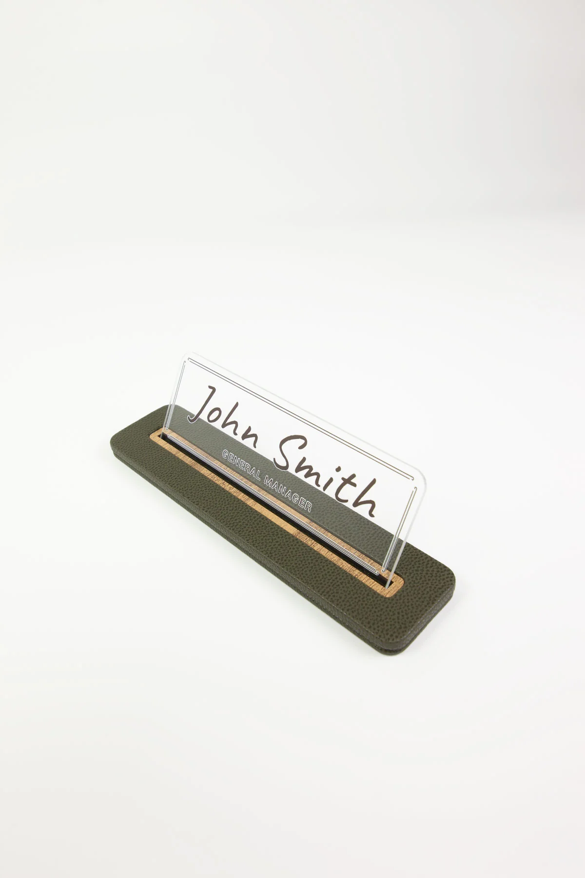 Alya Deri Masa İsimliği Haki Yeşil Ahşap Detaylı, Şık ve Dayanıklı Ofis Masa Aksesuarı, Premium Suni Deri, Kişiselleştirilebilir Masa İsimliği, Modern ve Doğal Tasarım, Leke Tutmaz, Uzun Ömürlü Ofis Hediyesi