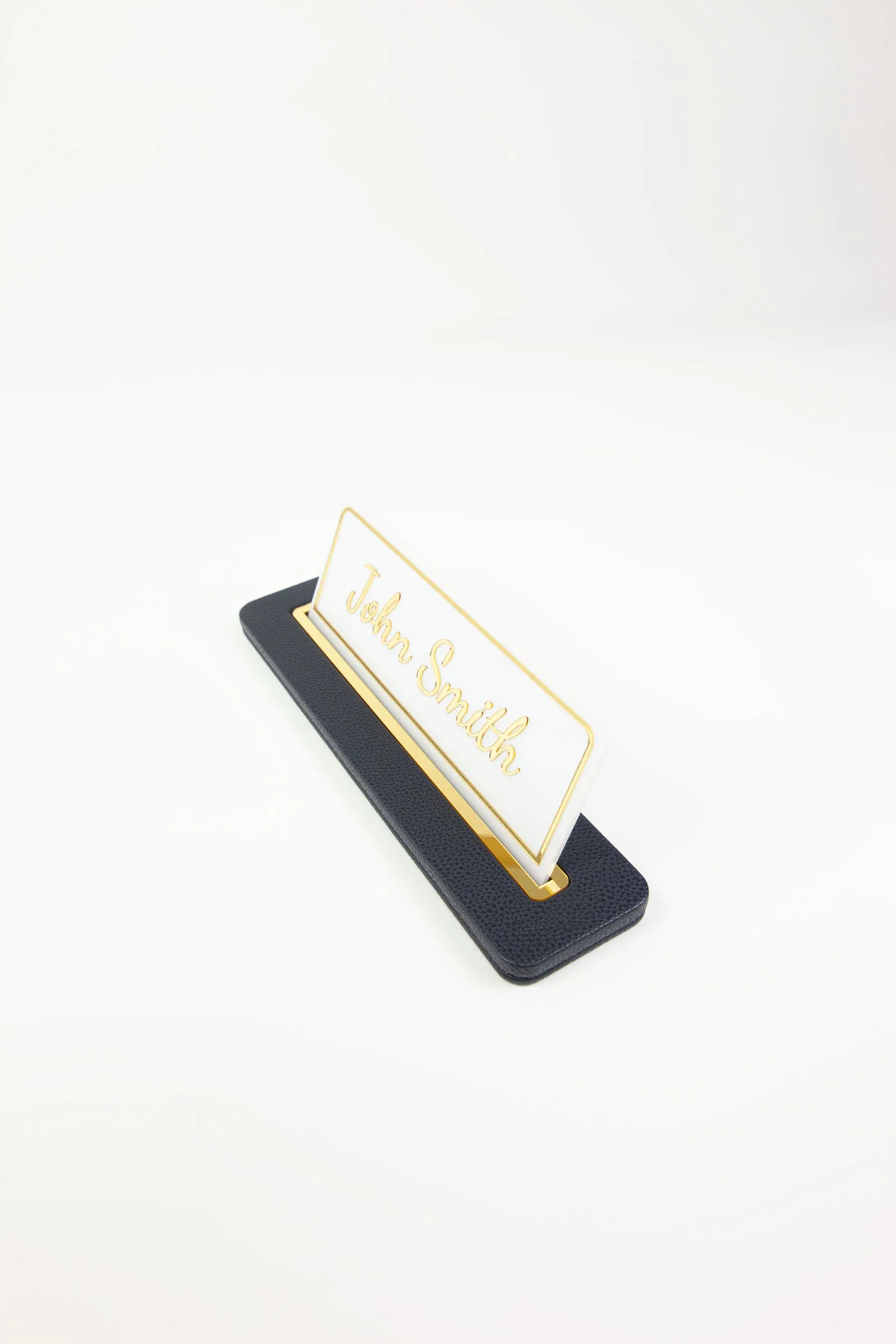 Alya Deri Masa İsimliği Lacivert Krom Detaylı, Modern Ofis Masa Aksesuarı, Premium Suni Deri, Kişiselleştirilebilir Masa İsimliği, Şık ve Dayanıklı Tasarım, Uzun Ömürlü Profesyonel Ofis Hediyesi