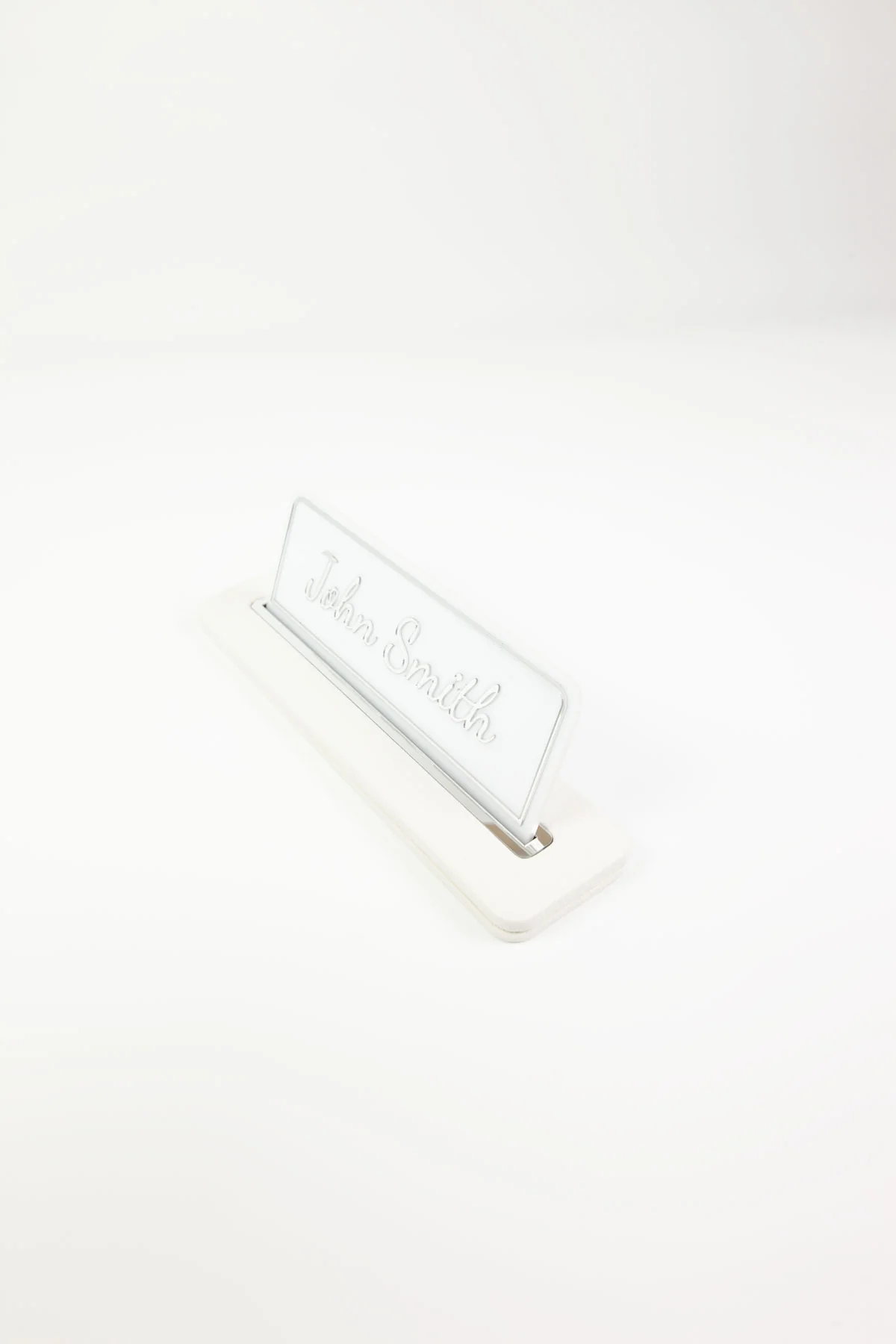 Alya Deri Masa İsimliği Beyaz Krom Detaylı, Şık ve Dayanıklı Ofis Masa Aksesuarı, Premium Suni Deri, Kişiselleştirilebilir Masa İsimliği, Modern ve Minimalist Tasarım, Leke Tutmaz, Uzun Ömürlü Ofis Hediyesi