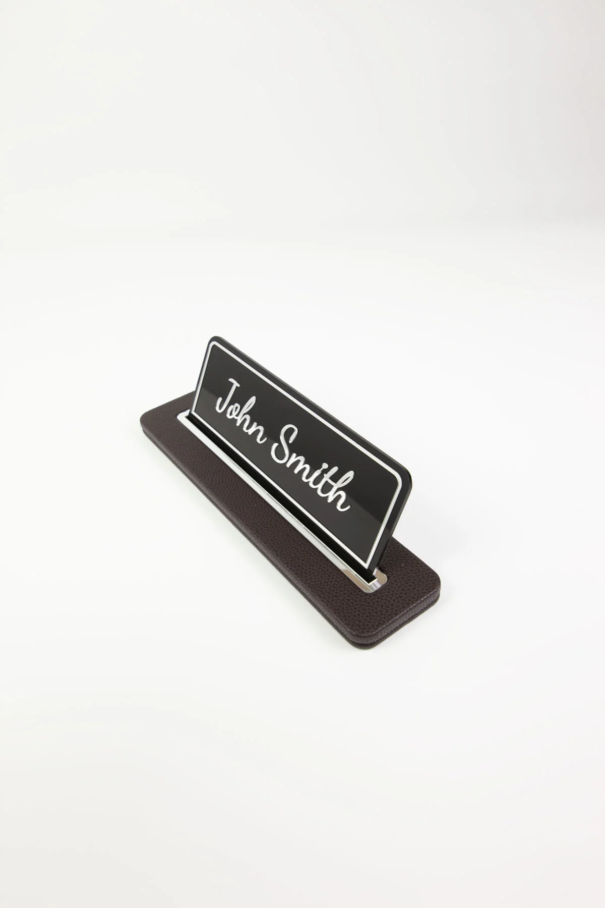 Alya Deri Masa İsimliği Kahve Krom Detaylı, Şık ve Dayanıklı Ofis Masa Aksesuarı, Premium Suni Deri, Kişiselleştirilebilir Masa İsimliği, Modern ve Minimalist Tasarım, Leke Tutmaz, Uzun Ömürlü Ofis Hediyesi