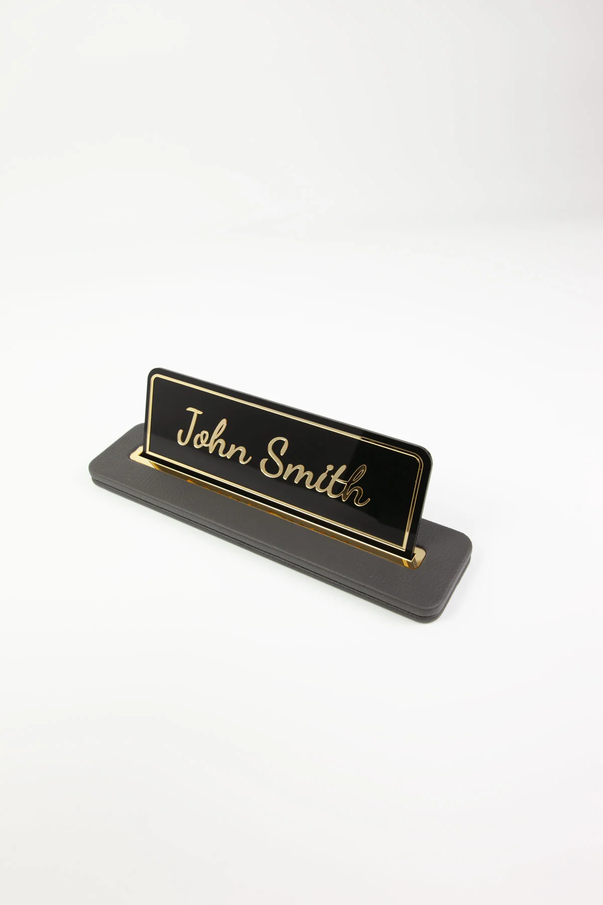 Alya Deri Masa İsimliği Antrasit Gold Detaylı, Şık ve Dayanıklı Ofis İsimlik Aksesuarı, Premium Suni Deri, Kişiselleştirilebilir Masa İsimliği, Modern ve Minimalist Tasarım, Leke Tutmaz, Uzun Ömürlü Ofis Hediyesi