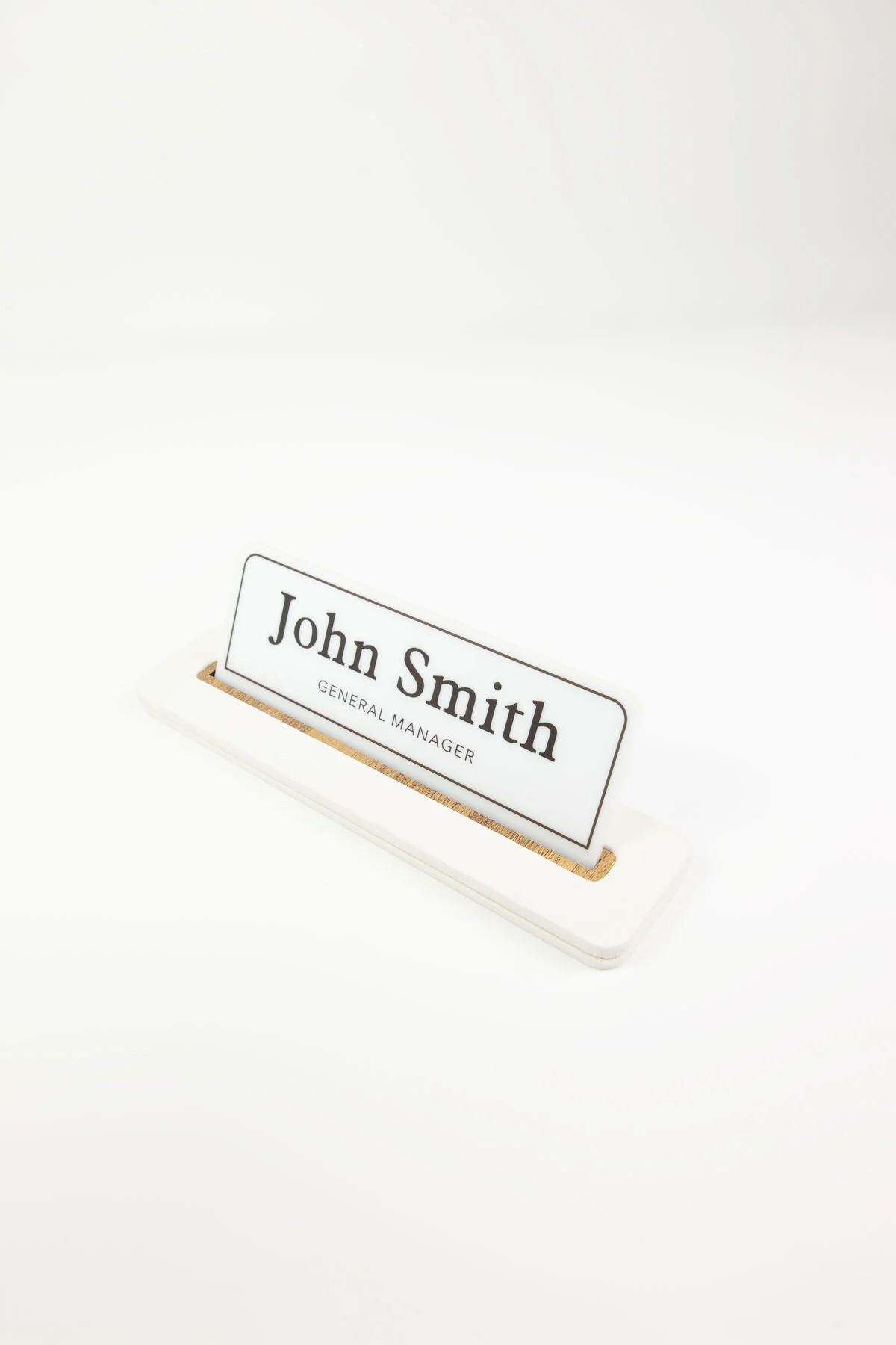 Alya Deri Masa İsimliği Beyaz Ahşap Detaylı, Şık ve Dayanıklı Ofis Masa Aksesuarı, Premium Suni Deri, Kişiselleştirilebilir Masa İsimliği, Minimalist ve Modern Tasarım, Leke Tutmaz, Uzun Ömürlü Ofis Hediyesi