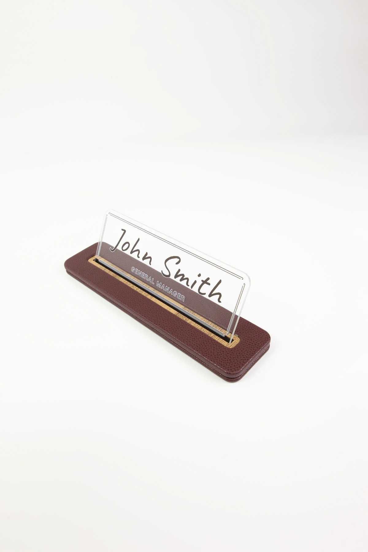 Alya Deri Masa İsimliği Bordo Ahşap Detaylı, Şık ve Dayanıklı Ofis Masa Aksesuarı, Premium Suni Deri, Kişiselleştirilebilir Masa İsimliği, Modern ve Klasik Tarz, Leke Tutmaz, Uzun Ömürlü Ofis Hediyesi