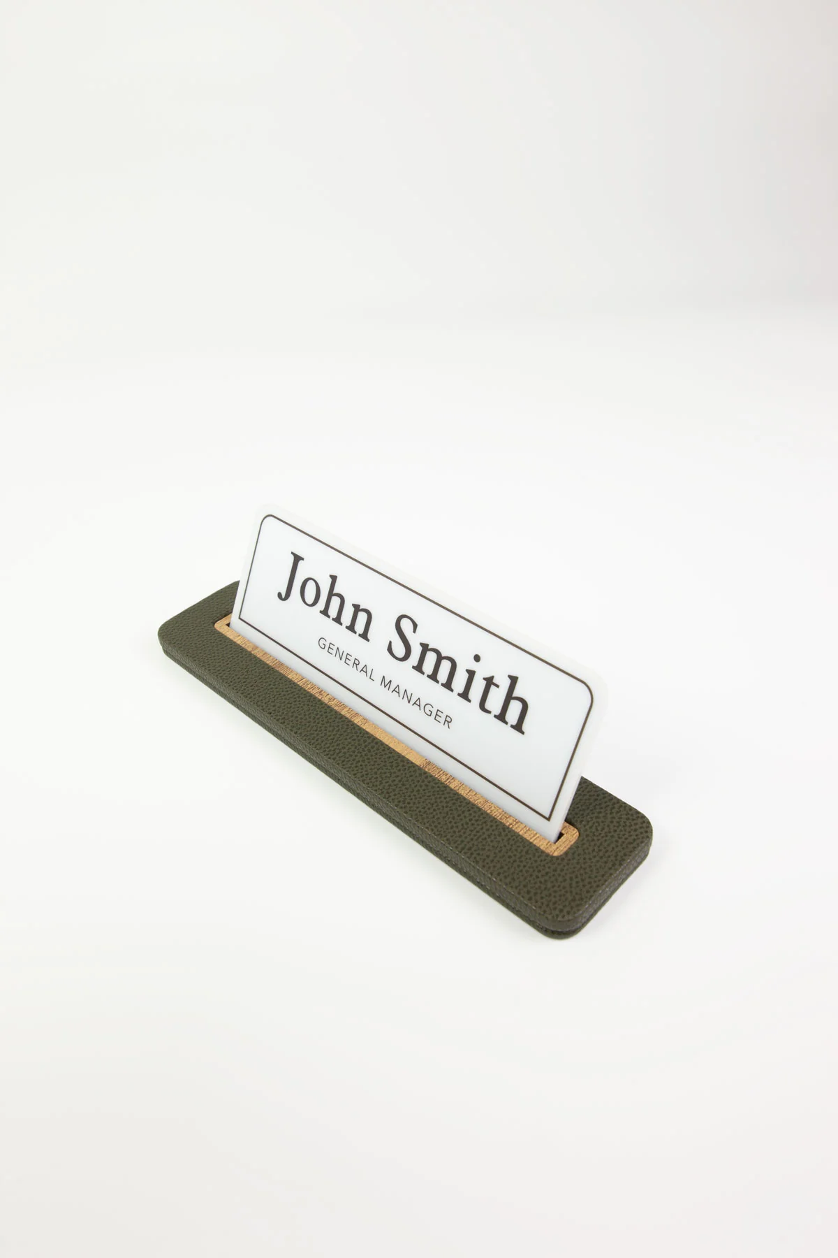 Alya Deri Masa İsimliği Haki Yeşil Ahşap Detaylı, Şık ve Dayanıklı Ofis Masa Aksesuarı, Premium Suni Deri, Kişiselleştirilebilir Masa İsimliği, Modern ve Doğal Tasarım, Leke Tutmaz, Uzun Ömürlü Ofis Hediyesi