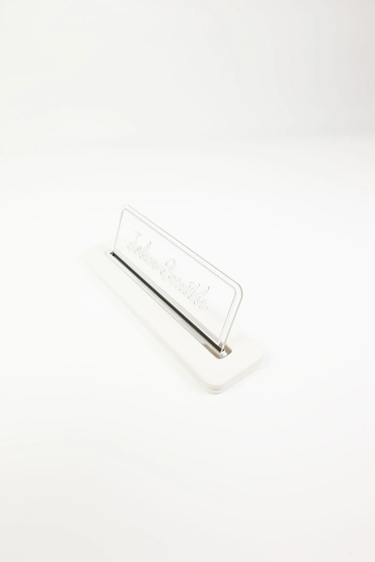 Alya Deri Masa İsimliği Beyaz Krom Detaylı, Şık ve Dayanıklı Ofis Masa Aksesuarı, Premium Suni Deri, Kişiselleştirilebilir Masa İsimliği, Modern ve Minimalist Tasarım, Leke Tutmaz, Uzun Ömürlü Ofis Hediyesi