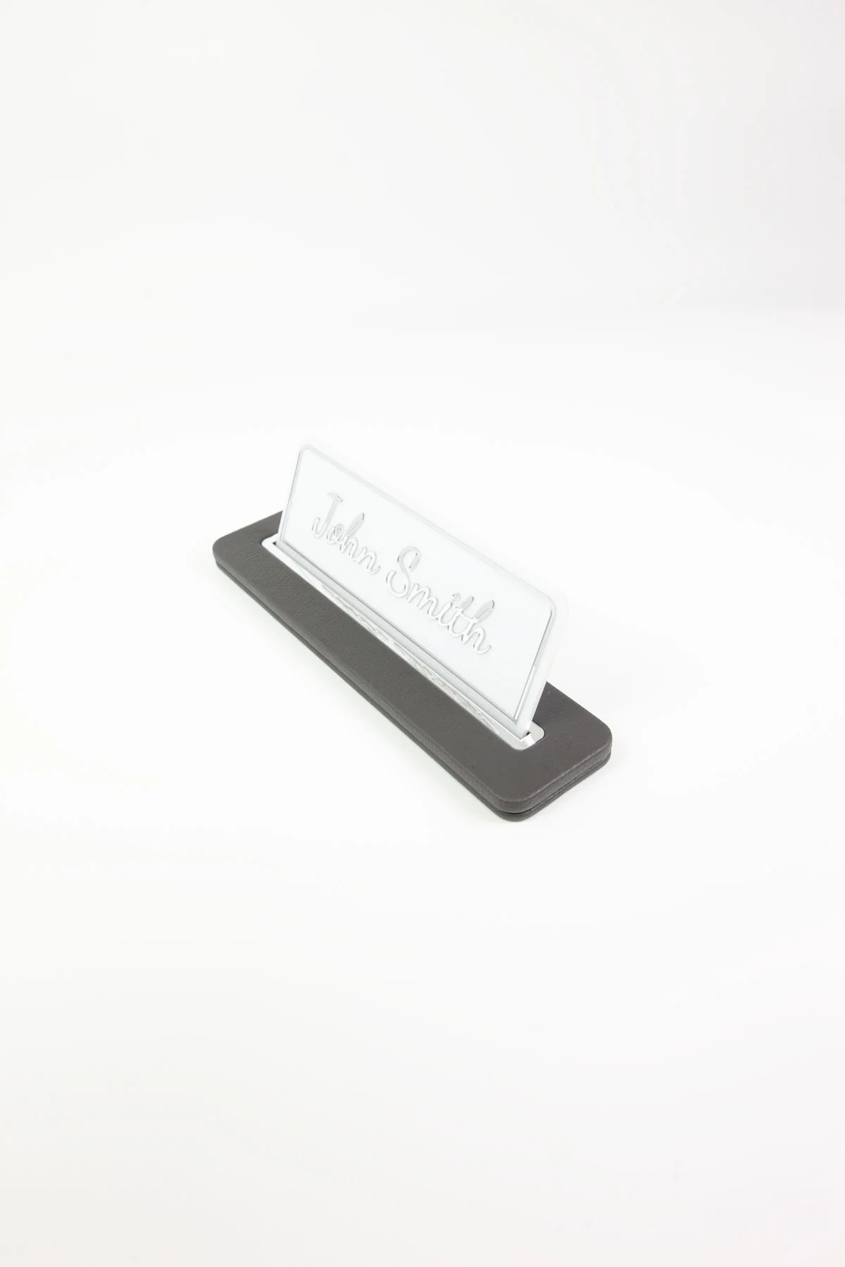 Alya Deri Masa İsimliği Antrasit Krom Detaylı, Şık ve Dayanıklı Ofis İsimlik Aksesuarı, Premium Suni Deri, Kişiselleştirilebilir Masa İsimliği, Modern ve Minimalist Tasarım, Leke Tutmaz, Uzun Ömürlü Ofis Hediyesi