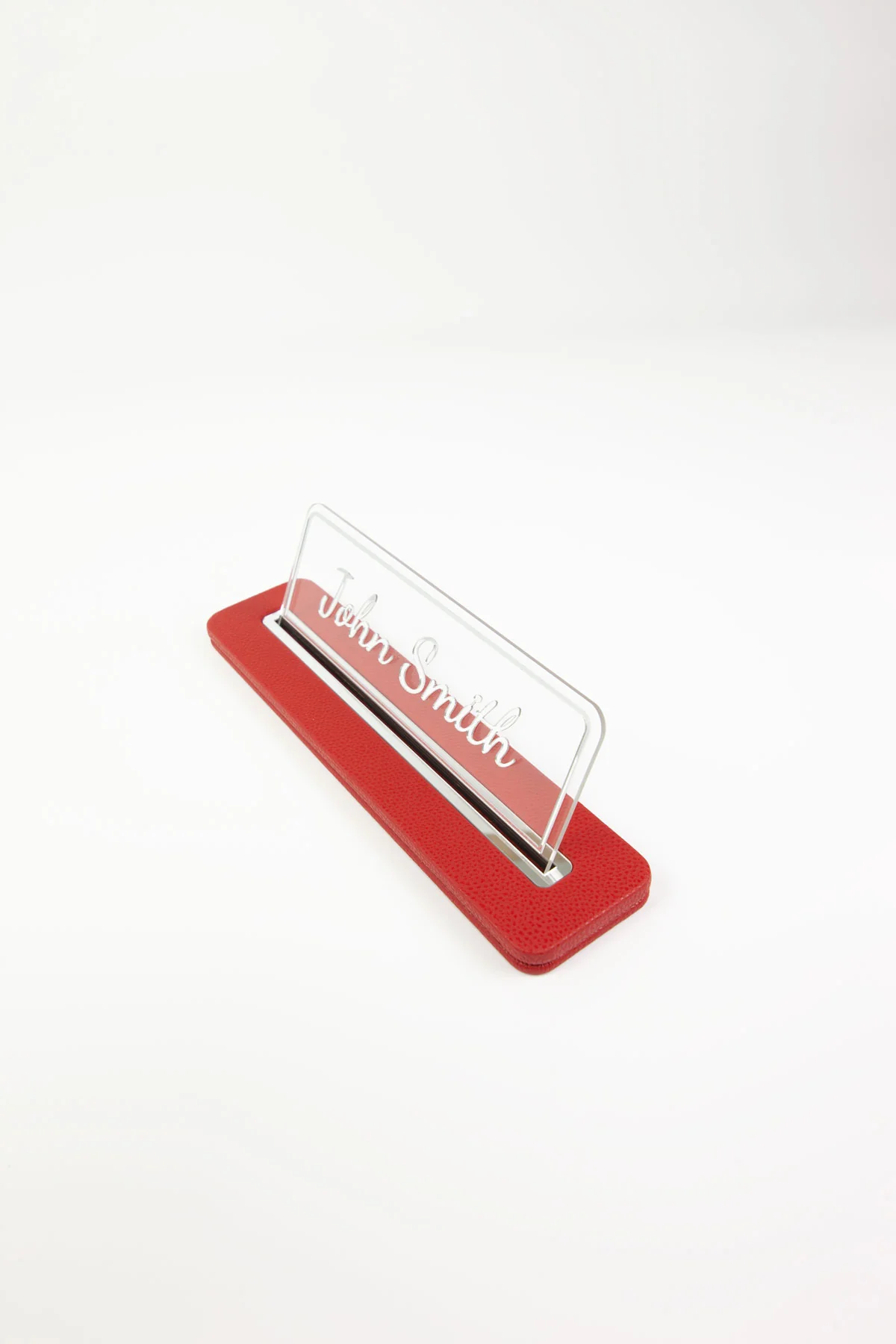 Alya Deri Masa İsimliği Kırmızı Krom Detaylı, Modern Ofis Masa Aksesuarı, Premium Suni Deri, Kişiselleştirilebilir Masa İsimliği, Şık ve Dayanıklı Tasarım, Uzun Ömürlü Profesyonel Ofis Hediyesi