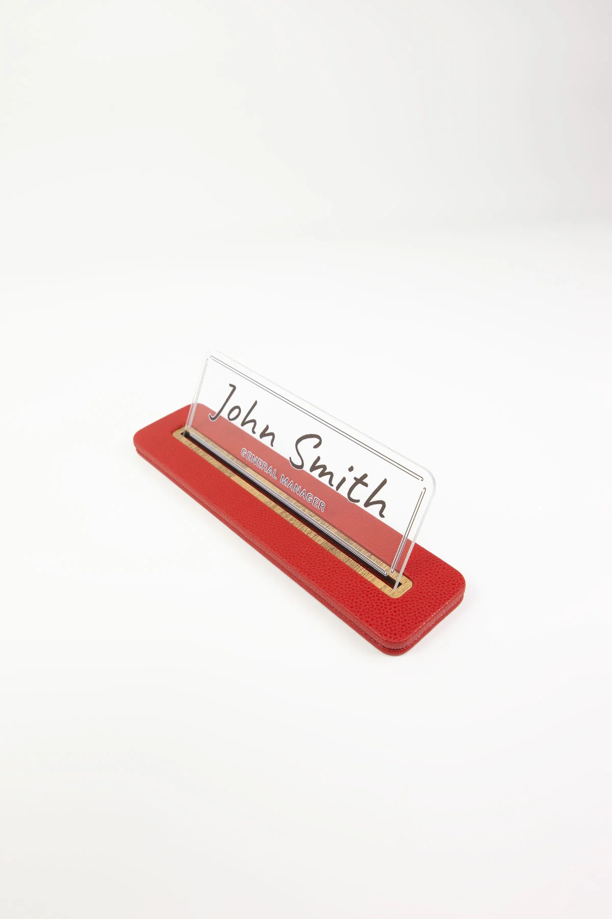 Alya Deri Masa İsimliği Kırmızı Gold Detaylı, Lüks ve Zarif Ofis Masa Aksesuarı, Premium Kalitede Suni Deri, Kişiselleştirilebilir Masa İsimliği, Şık ve Prestijli Tasarım, Uzun Ömürlü Ofis Hediyesi