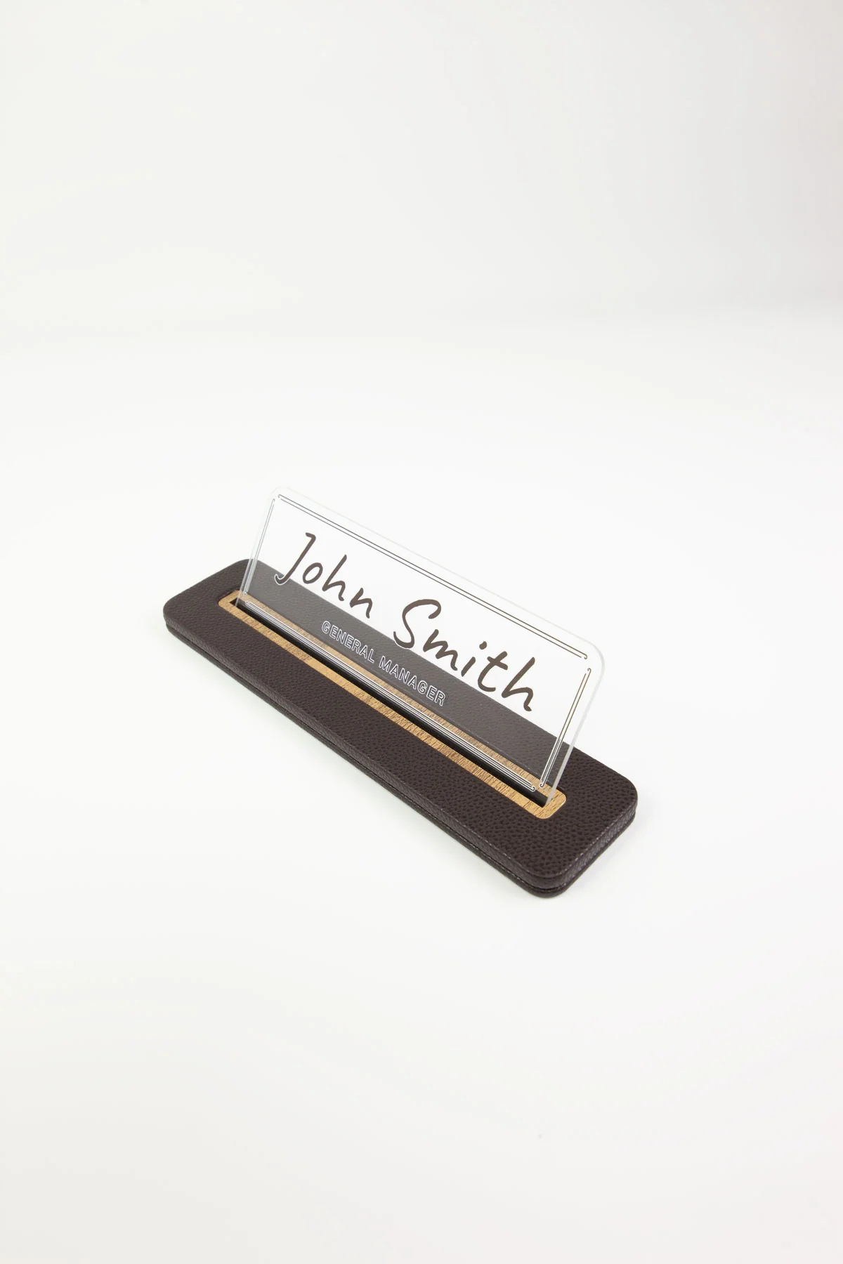 Alya Deri Masa İsimliği Kahve Ahşap Detaylı, Şık ve Dayanıklı Ofis Masa Aksesuarı, Premium Suni Deri, Kişiselleştirilebilir Masa İsimliği, Modern ve Klasik Tasarım, Leke Tutmaz, Uzun Ömürlü Ofis Hediyesi