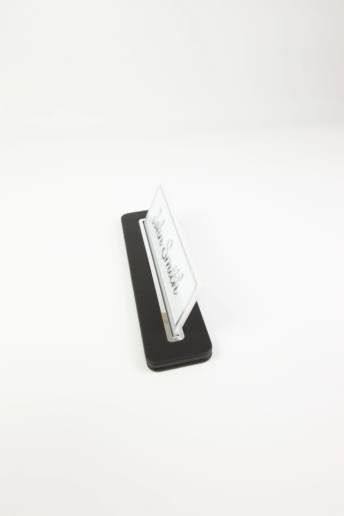 Alya Deri Masa İsimliği Düz Siyah Krom Detaylı, Şık ve Dayanıklı Ofis Masa Aksesuarı, Premium Suni Deri, Kişiselleştirilebilir Masa İsimliği, Modern ve Estetik Tasarım, Leke Tutmaz, Uzun Ömürlü Ofis Hediyesi