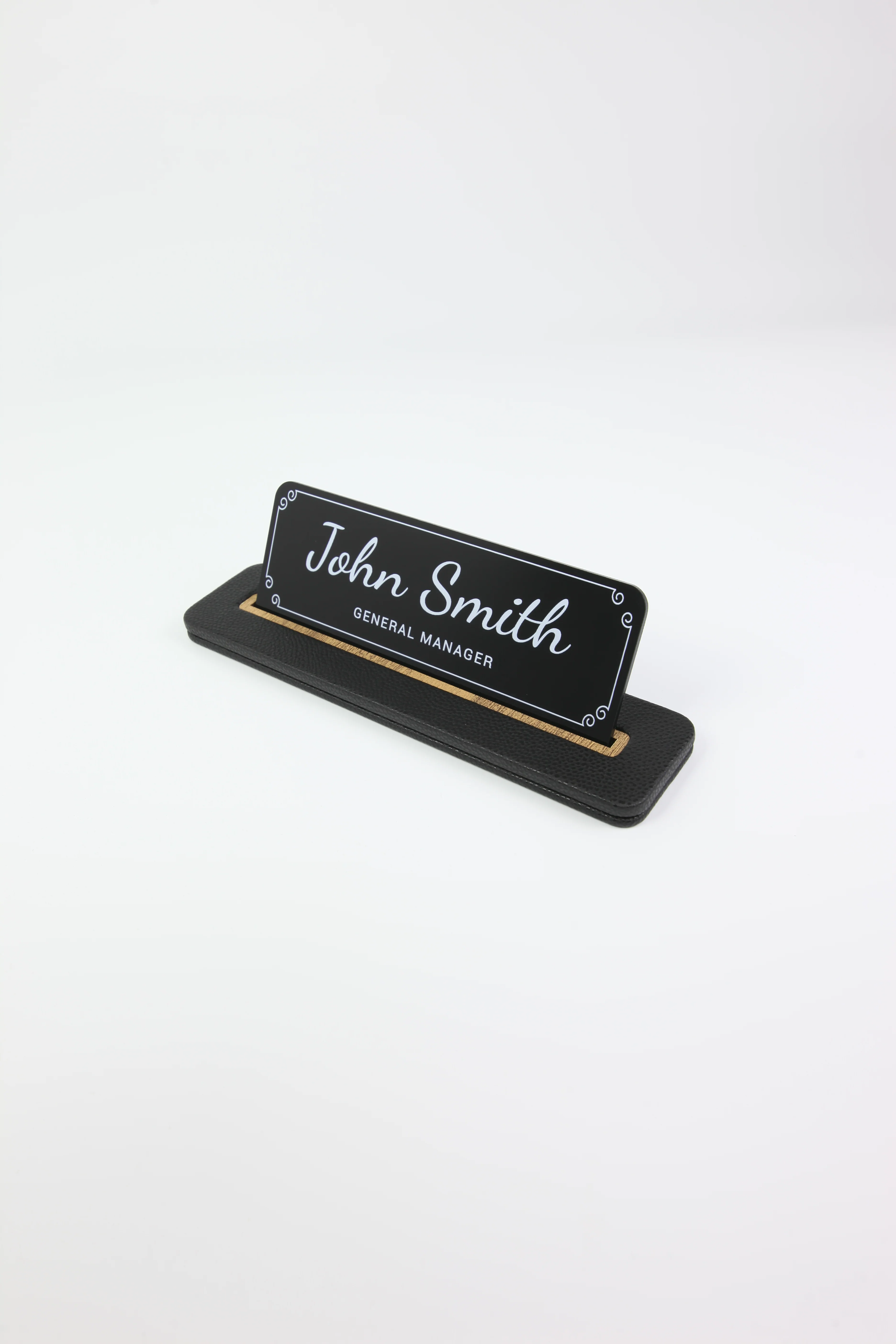 Alya Deri Masa İsimliği Siyah Ahşap Detaylı, Şık ve Dayanıklı Ofis Masa Aksesuarı, Premium Kalitede Suni Deri, Kişiselleştirilebilir Masa İsimliği, El İşçiliği Ahşap Tasarım, Uzun Ömürlü Profesyonel Ofis Hediyesi