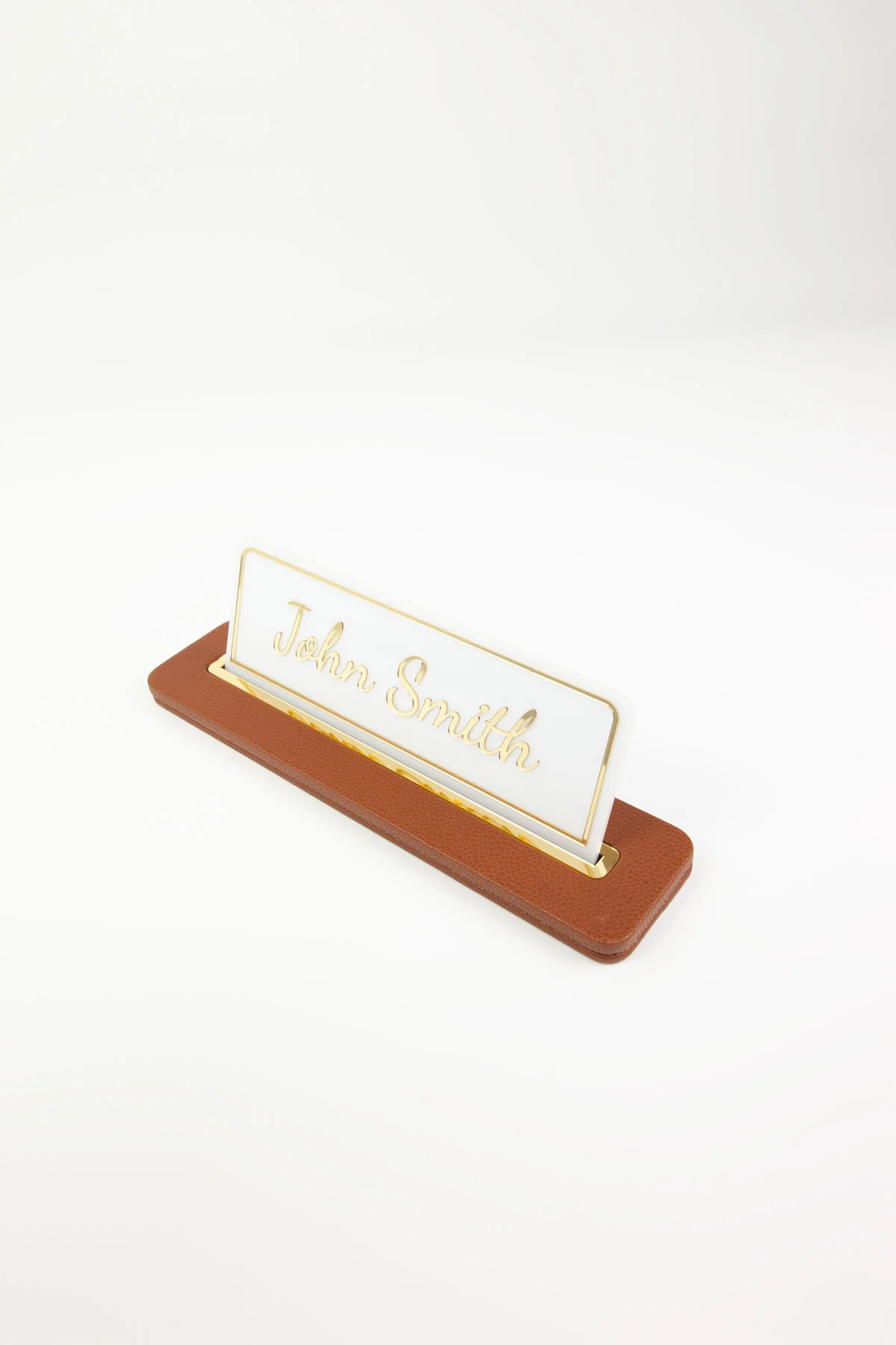 Alya Deri Masa İsimliği Taba Gold Detaylı, Lüks Ofis Masa Aksesuarı, Premium Kalitede Suni Deri, Kişiselleştirilebilir Masa İsimliği, Şık ve Zarif Tasarım, Uzun Ömürlü Profesyonel Ofis Hediyesi