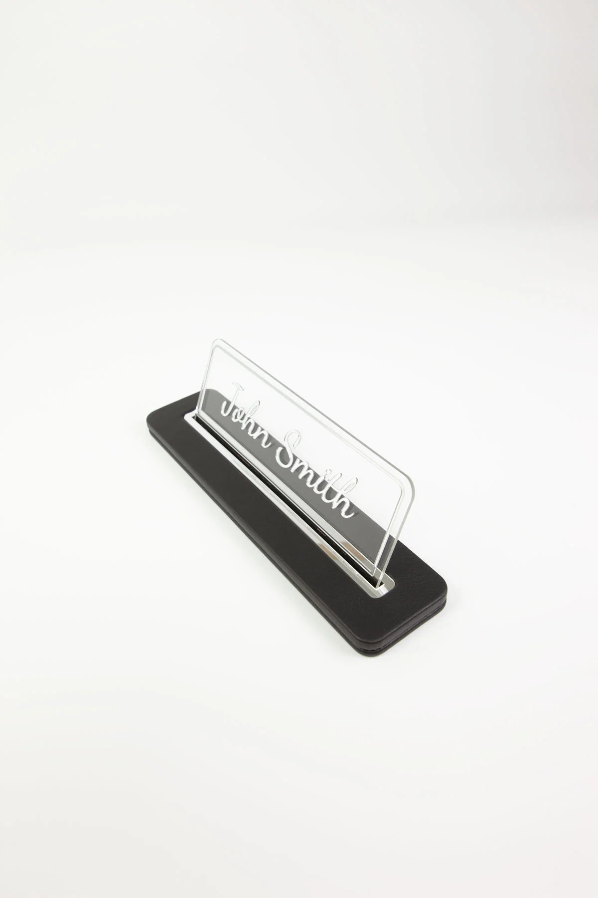 Alya Deri Masa İsimliği Düz Siyah Krom Detaylı, Şık ve Dayanıklı Ofis Masa Aksesuarı, Premium Suni Deri, Kişiselleştirilebilir Masa İsimliği, Modern ve Estetik Tasarım, Leke Tutmaz, Uzun Ömürlü Ofis Hediyesi