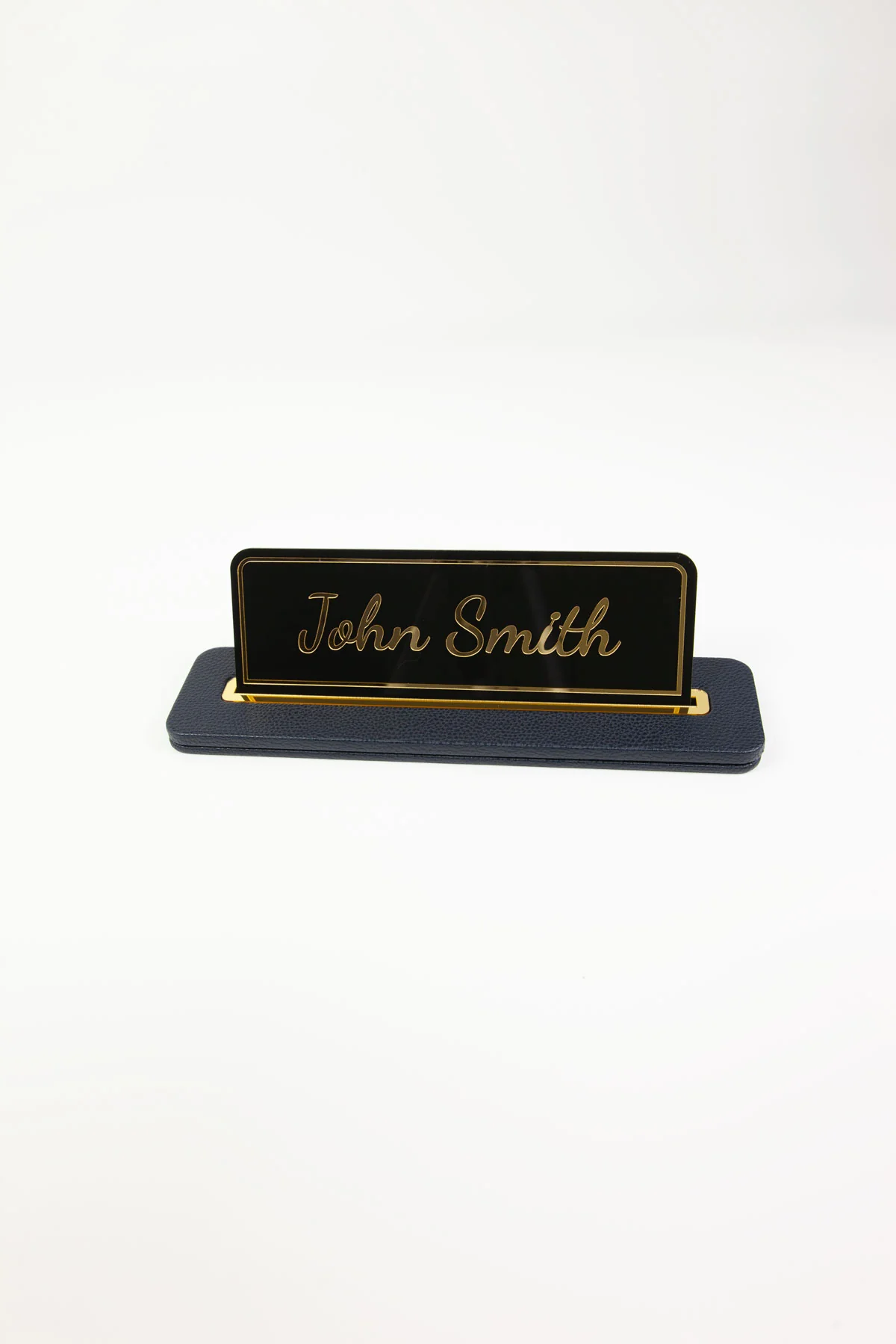 Alya Deri Masa İsimliği Lacivert Krom Detaylı, Modern Ofis Masa Aksesuarı, Premium Suni Deri, Kişiselleştirilebilir Masa İsimliği, Şık ve Dayanıklı Tasarım, Uzun Ömürlü Profesyonel Ofis Hediyesi