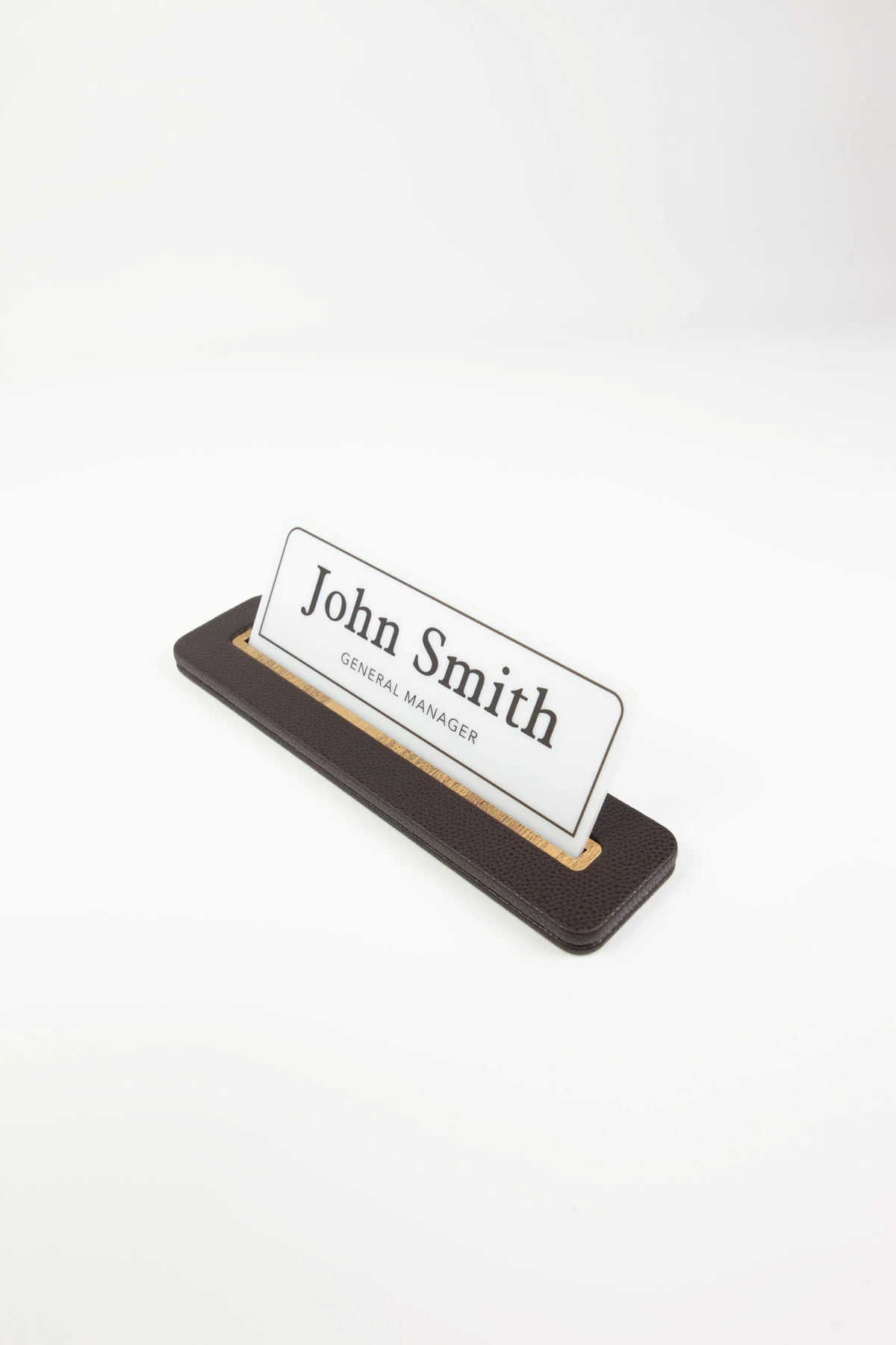 Alya Deri Masa İsimliği Kahve Ahşap Detaylı, Şık ve Dayanıklı Ofis Masa Aksesuarı, Premium Suni Deri, Kişiselleştirilebilir Masa İsimliği, Modern ve Klasik Tasarım, Leke Tutmaz, Uzun Ömürlü Ofis Hediyesi