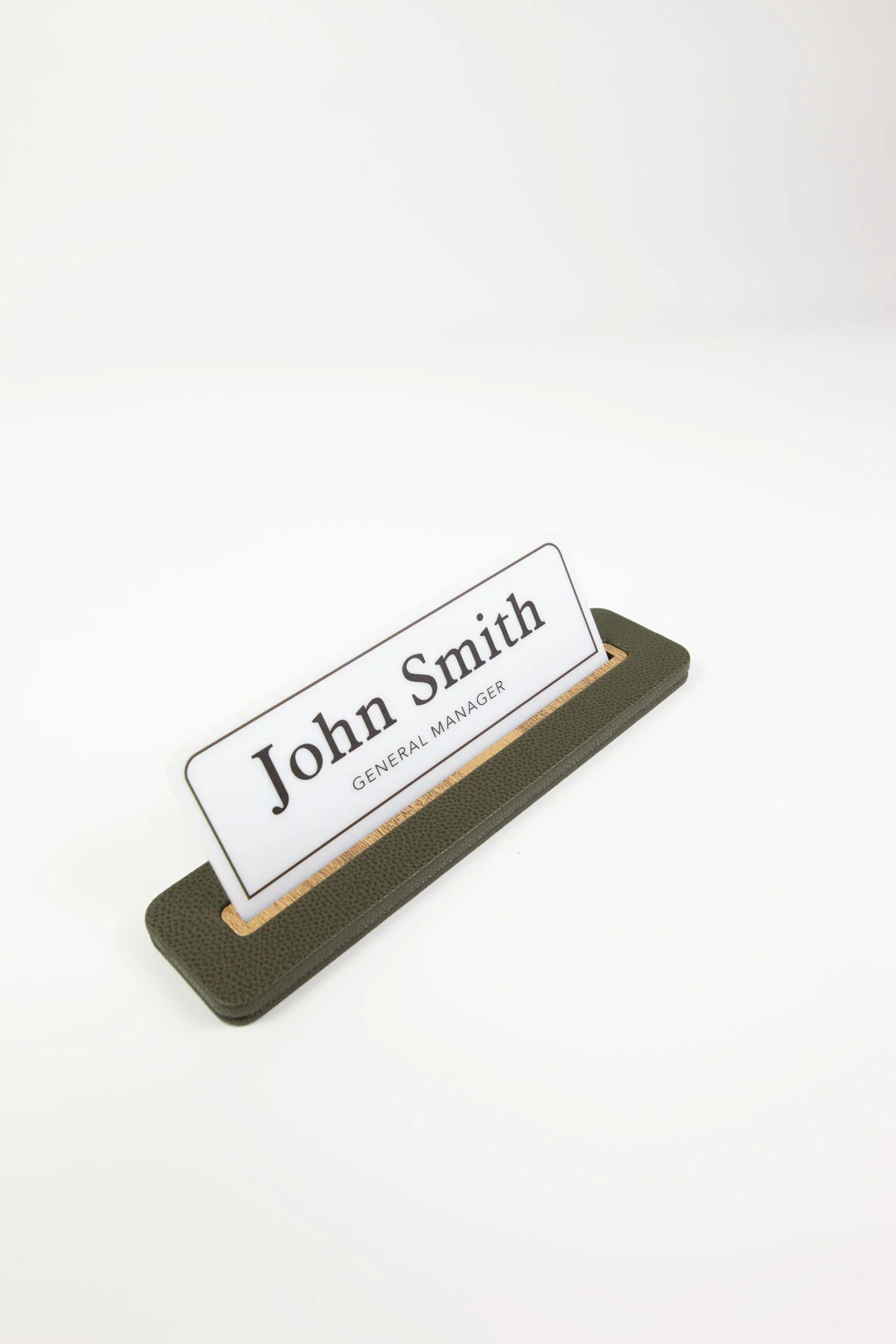 Alya Deri Masa İsimliği Haki Yeşil Ahşap Detaylı, Şık ve Dayanıklı Ofis Masa Aksesuarı, Premium Suni Deri, Kişiselleştirilebilir Masa İsimliği, Modern ve Doğal Tasarım, Leke Tutmaz, Uzun Ömürlü Ofis Hediyesi