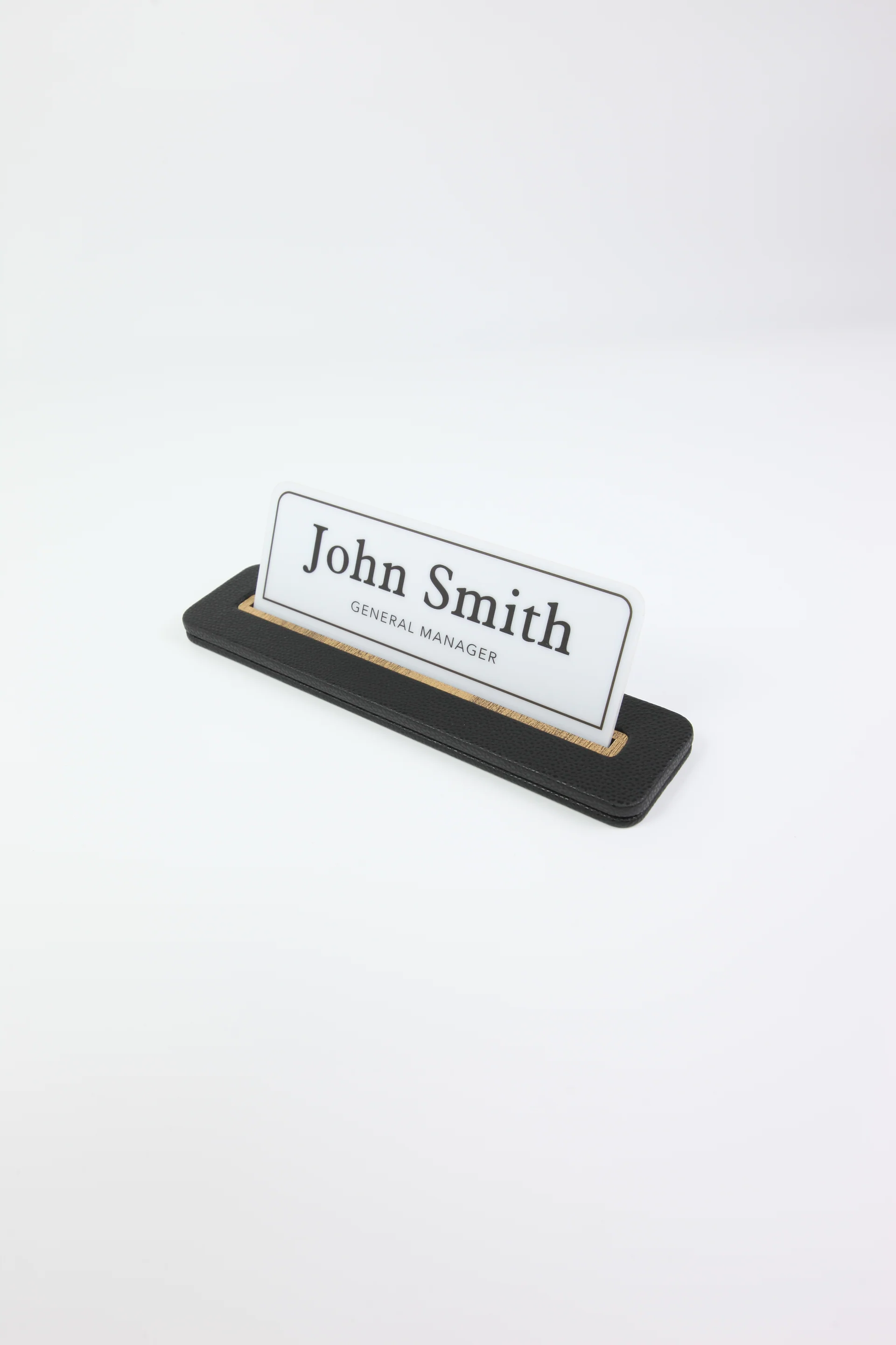 Alya Deri Masa İsimliği Siyah Ahşap Detaylı, Şık ve Dayanıklı Ofis Masa Aksesuarı, Premium Kalitede Suni Deri, Kişiselleştirilebilir Masa İsimliği, El İşçiliği Ahşap Tasarım, Uzun Ömürlü Profesyonel Ofis Hediyesi