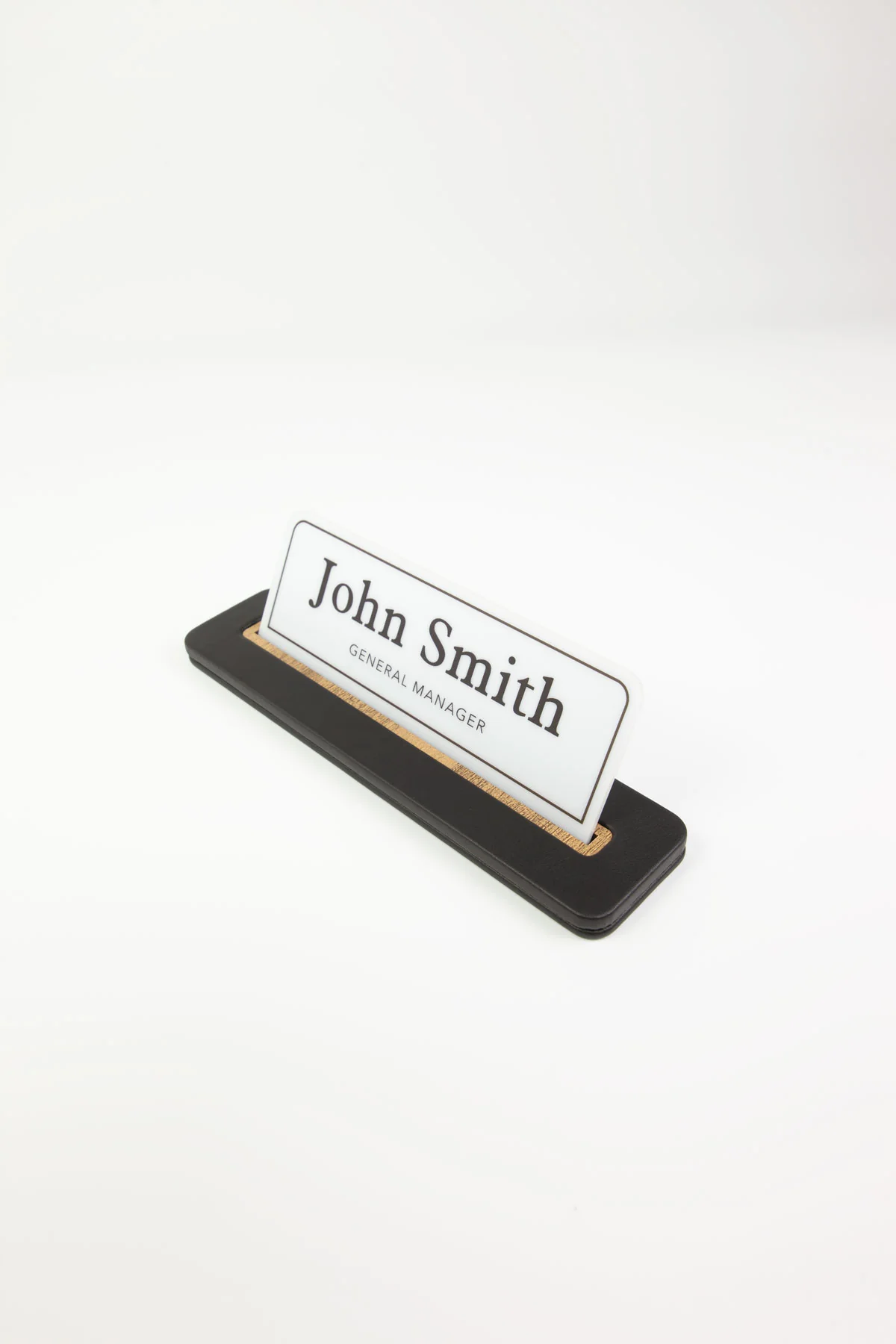 Alya Deri Masa İsimliği Düz Siyah Ahşap Detaylı, Şık ve Dayanıklı Ofis Masa Aksesuarı, Premium Suni Deri, Kişiselleştirilebilir Masa İsimliği, Modern ve Minimalist Tasarım, Leke Tutmaz, Uzun Ömürlü Ofis Hediyesi