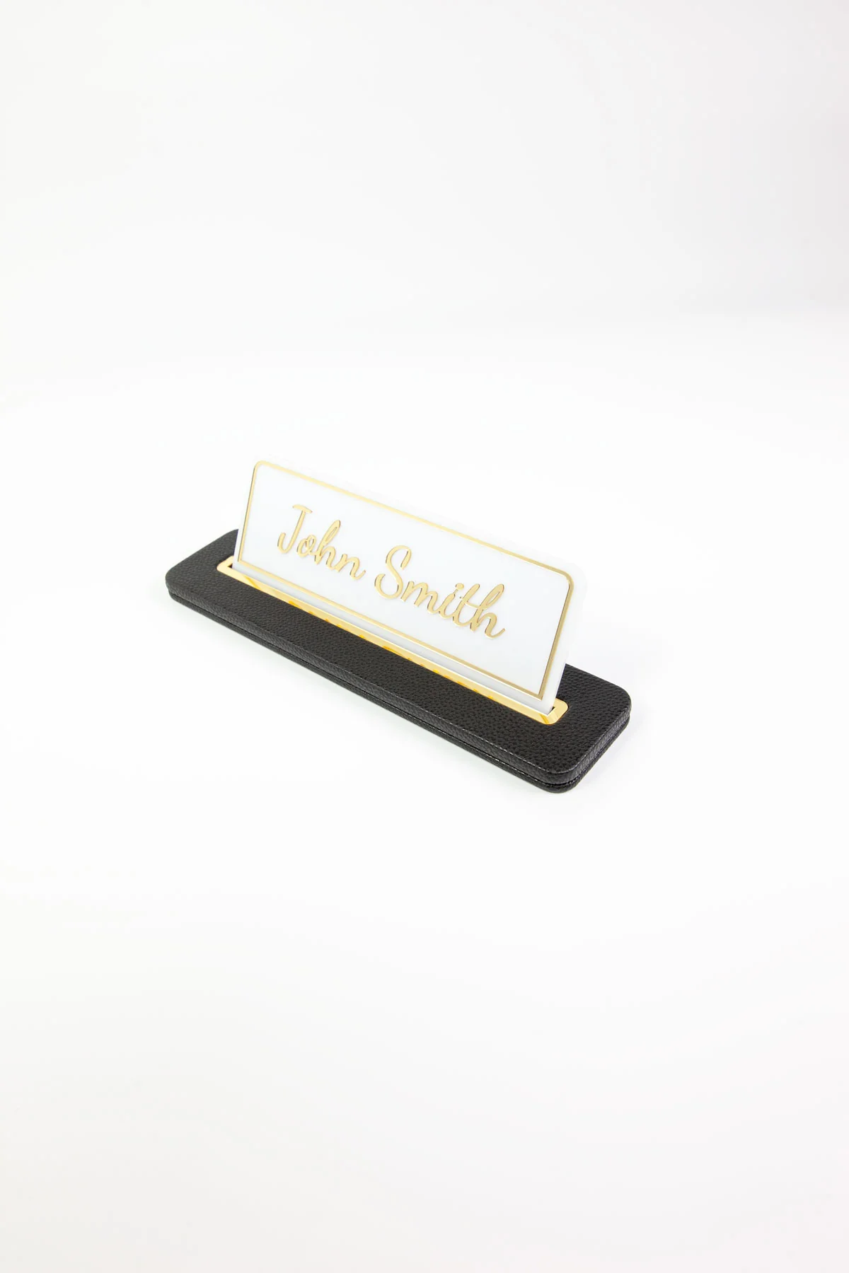 Alya Deri Masa İsimliği Siyah Gold Detaylı, Lüks Ofis Masa Aksesuarı, Premium Suni Deri, Kişiselleştirilebilir Masa İsimliği, Zarif ve Güçlü Tasarım, Uzun Ömürlü Profesyonel Ofis Hediyesi