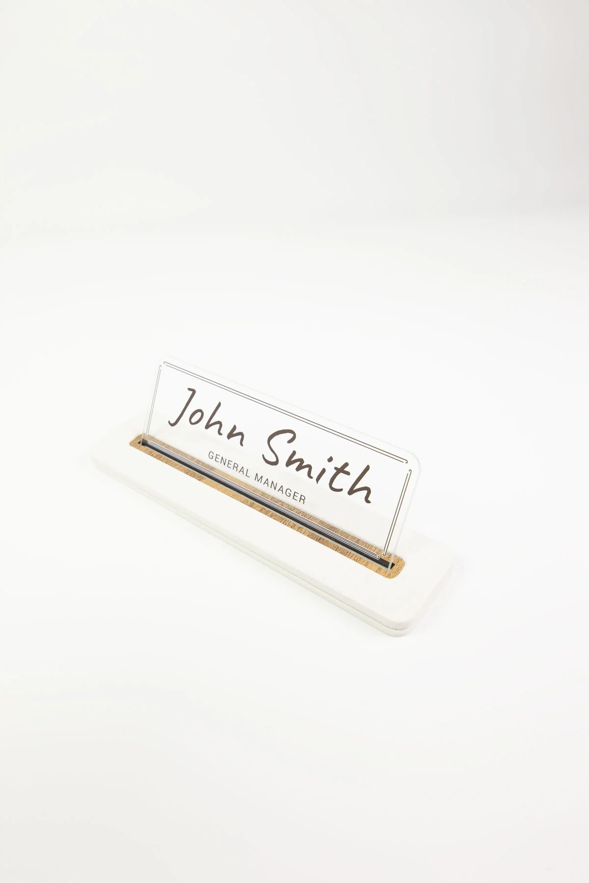 Alya Deri Masa İsimliği Beyaz Ahşap Detaylı, Şık ve Dayanıklı Ofis Masa Aksesuarı, Premium Suni Deri, Kişiselleştirilebilir Masa İsimliği, Minimalist ve Modern Tasarım, Leke Tutmaz, Uzun Ömürlü Ofis Hediyesi