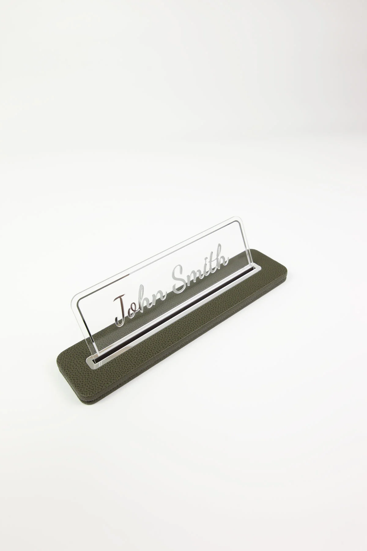 Alya Deri Masa İsimliği Haki Yeşil Krom Detaylı, Şık ve Dayanıklı Ofis Masa Aksesuarı, Premium Suni Deri, Kişiselleştirilebilir Masa İsimliği, Modern ve Minimalist Tasarım, Leke Tutmaz, Uzun Ömürlü Ofis Hediyesi