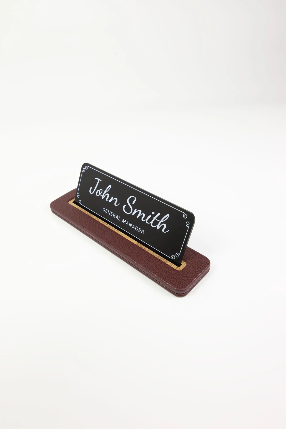 Alya Deri Masa İsimliği Bordo Ahşap Detaylı, Şık ve Dayanıklı Ofis Masa Aksesuarı, Premium Suni Deri, Kişiselleştirilebilir Masa İsimliği, Modern ve Klasik Tarz, Leke Tutmaz, Uzun Ömürlü Ofis Hediyesi